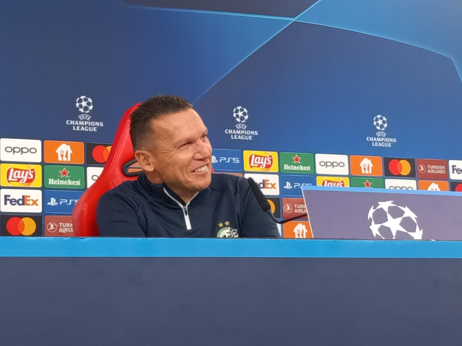 ברק בכר מאמן מכבי חיפה במסיבת עיתונאים בליסבון