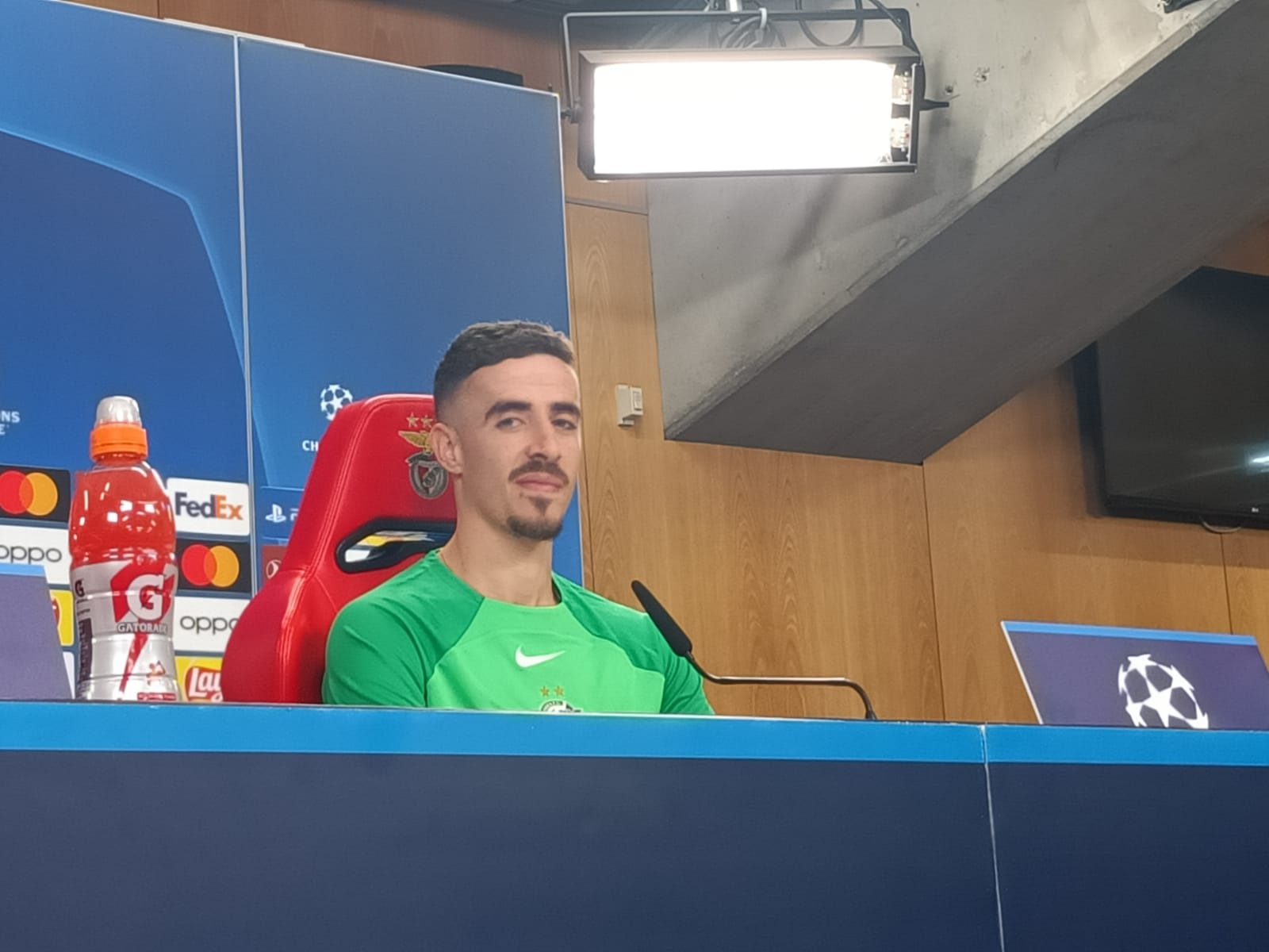 דולב חזיזה שחקן מכבי חיפה במסיבת עיתונאים בליסבון