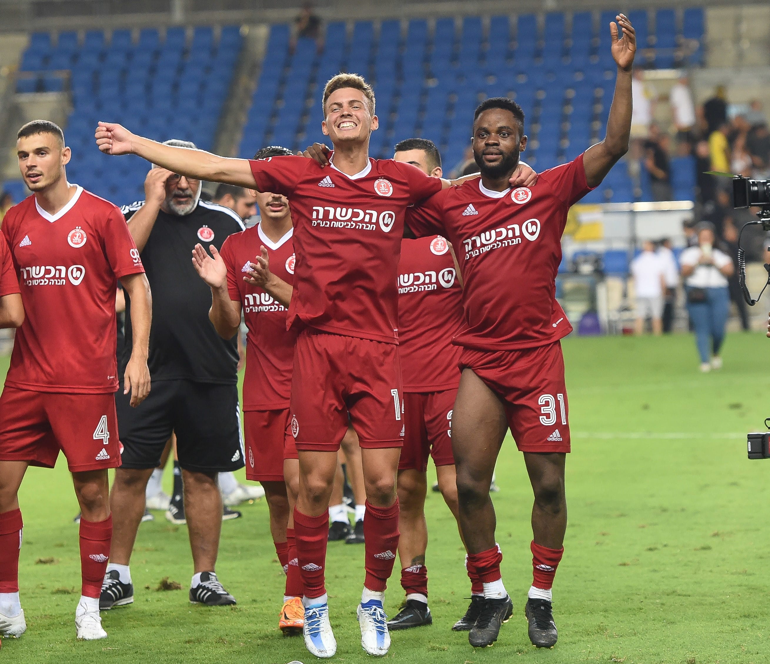 אבו דוסו עם אל ים קנצפולסקי שחקני הפועל תל אביב