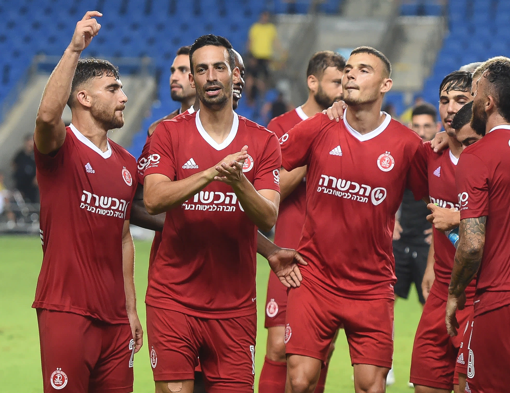 שחקני הפועל תל אביב חוגגים, דן איינבינדר במרכז