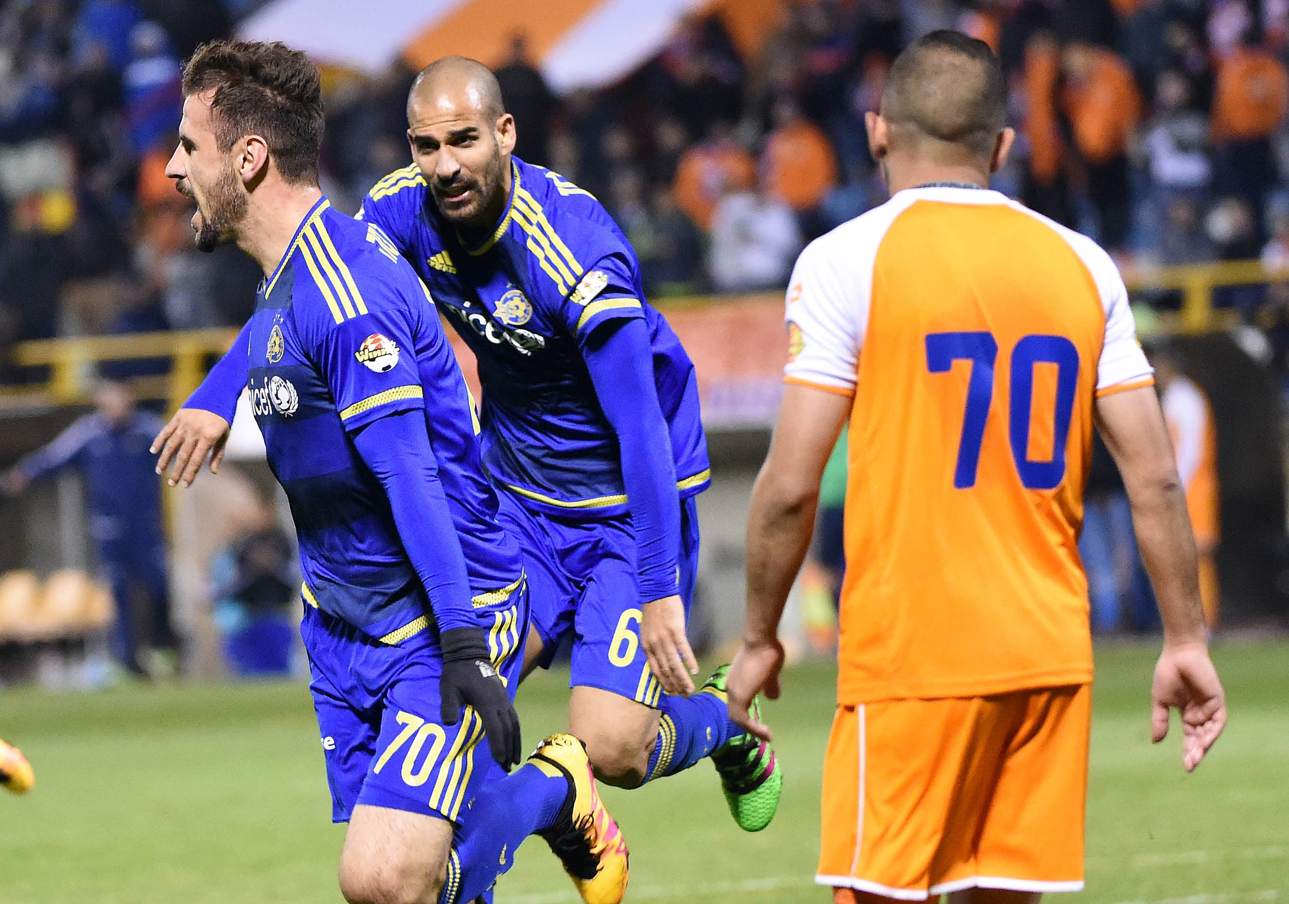 אורלנדו סה שחקן מכבי תל אביב (שמאל) עם גל אלברמן