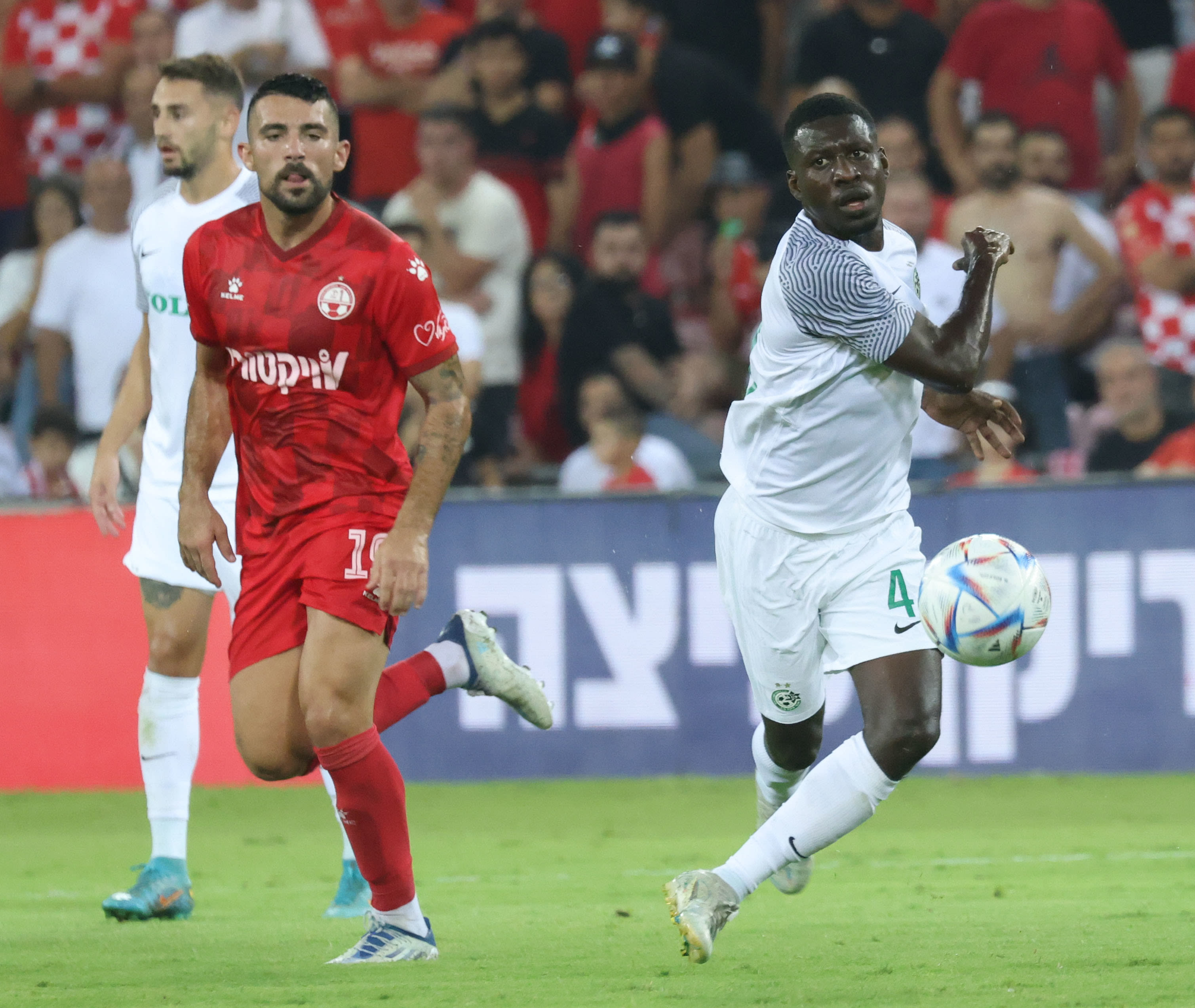 עלי מוחמד שחקן מכבי חיפה מול שי אליאס שחקן הפועל באר שבע