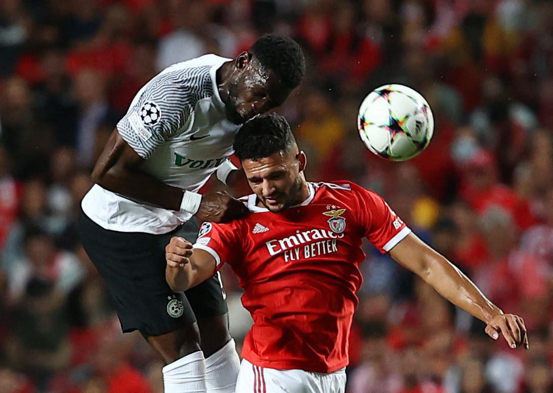 שחקן מכבי חיפה דילן בטובינסיקה מול שחקן בנפיקה, גונסאלו ראמוס