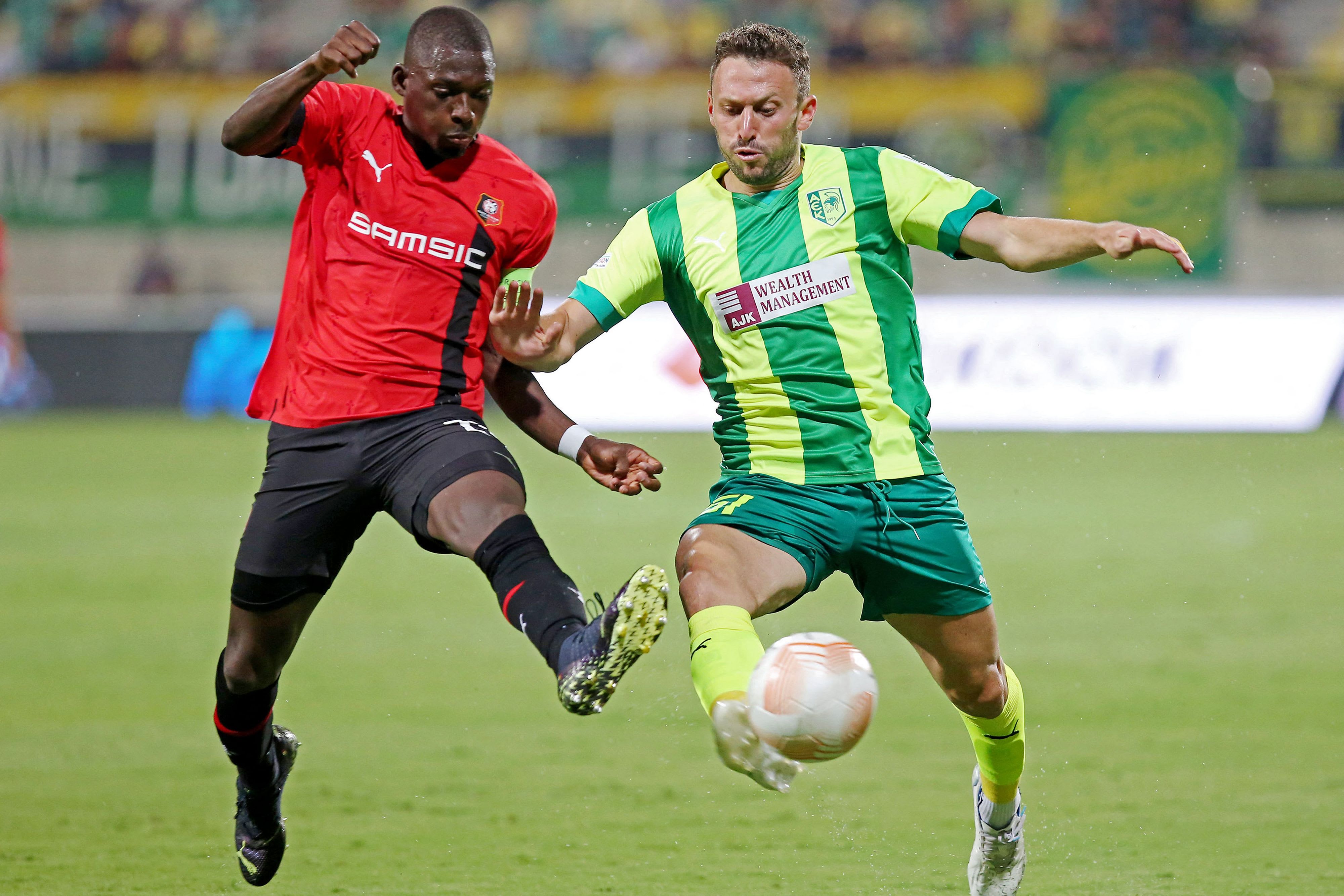 עומרי אלטמן שחקן א.א.ק לרנקה מול חמארי טראורה שחקן ראן