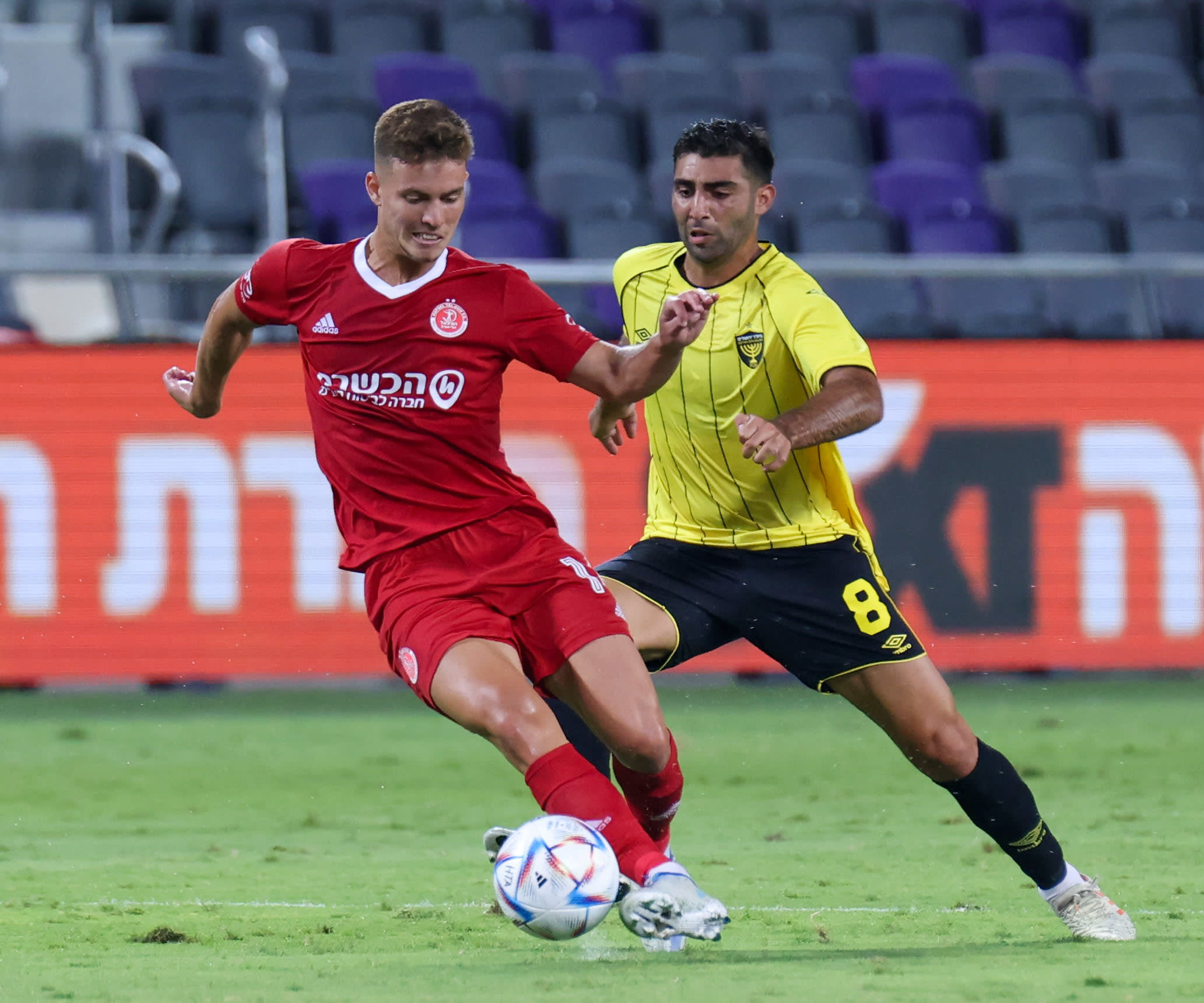 שחקן בית"ר ירושלים דן עזריה, מול אל ים קנצפולסקי, שחקן הפועל תל אביב