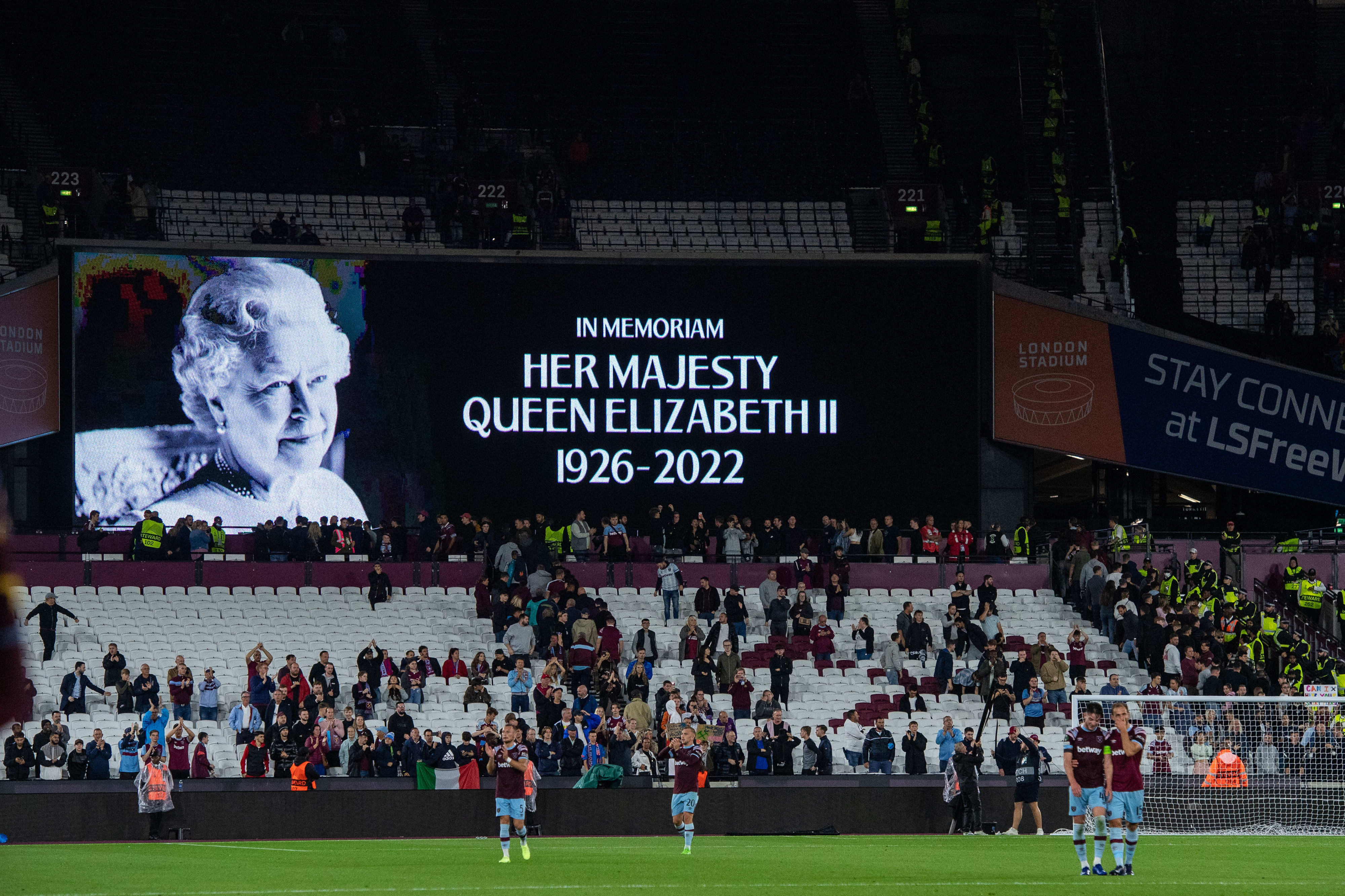 הודעת פרידה מהמלכה אליזבת במשחקה של ווסטהאם