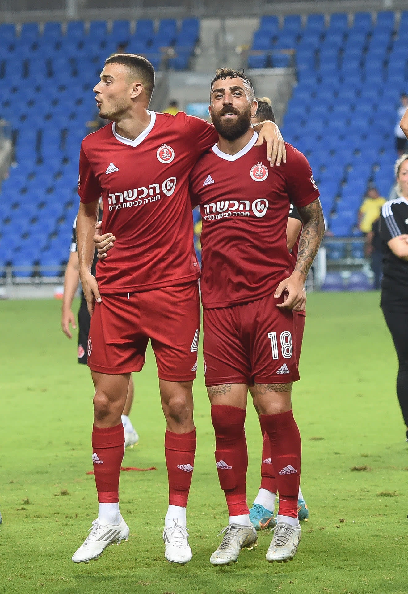 דור אלו עם סתיו למקין שחקני הפועל תל אביב