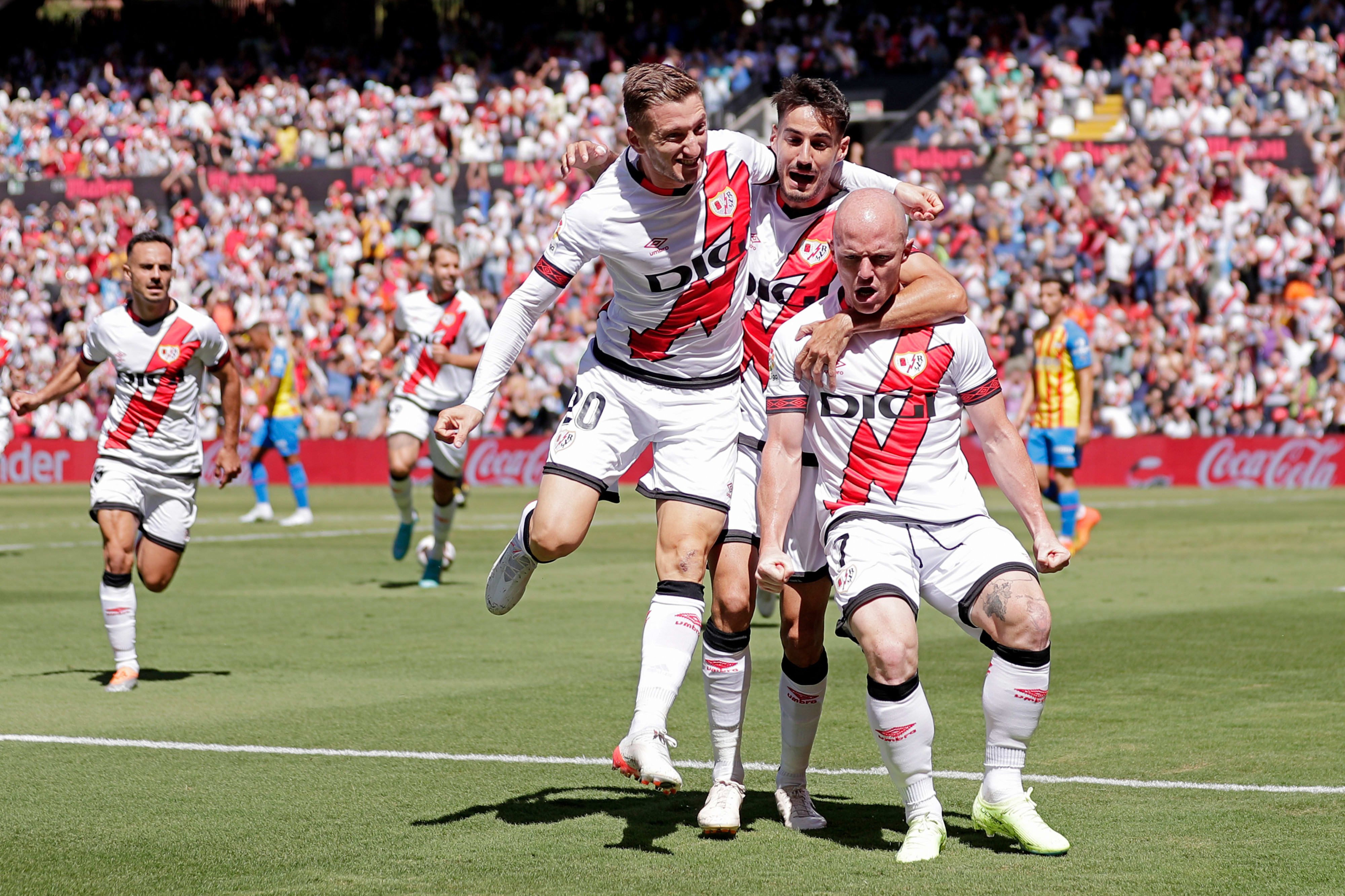 שחקני ראיו וייקאנו חוגגים עם איסי פלאסון (מימין)