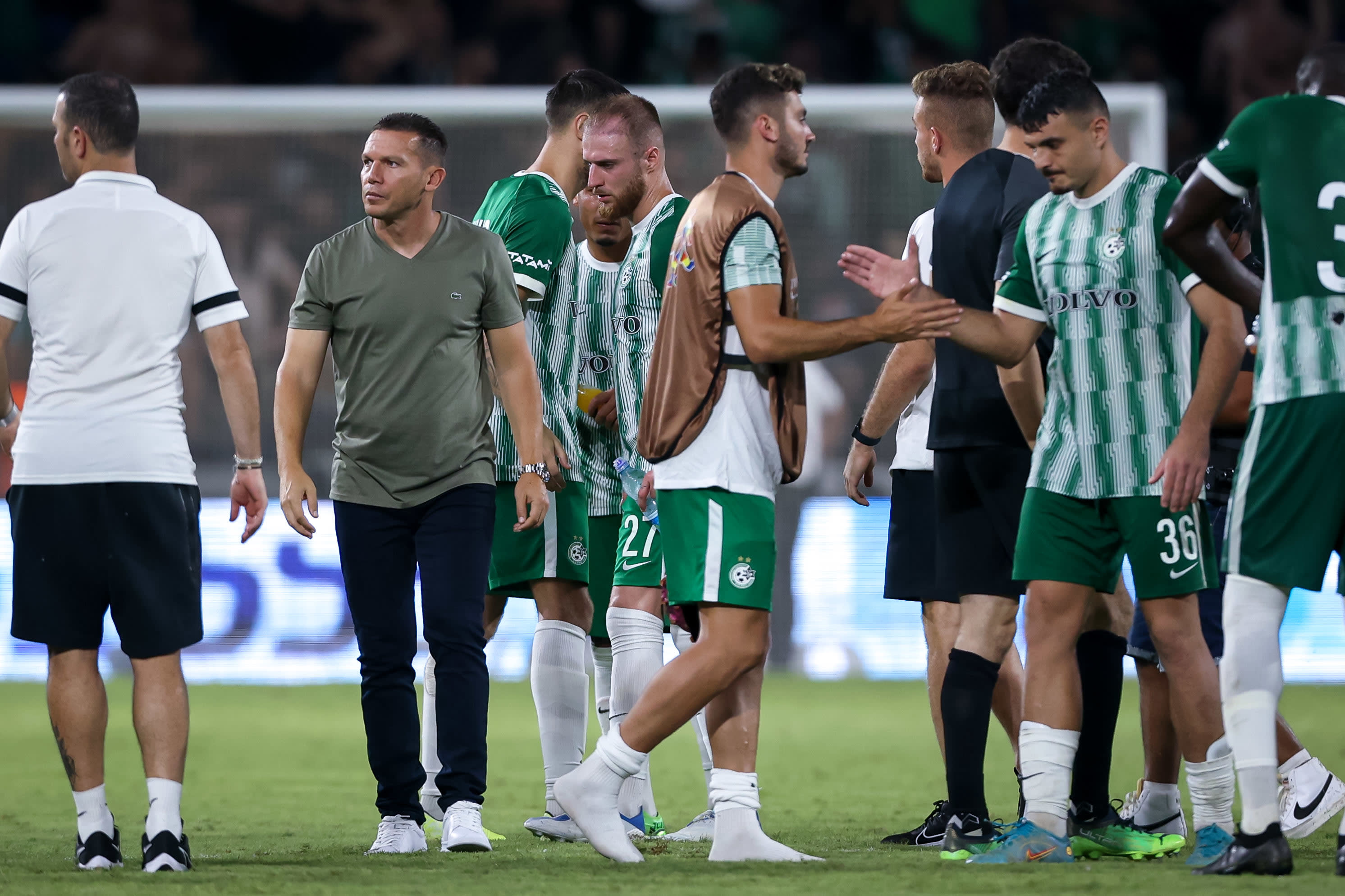 ברק בכר מאמן מכבי חיפה עם שחקניו