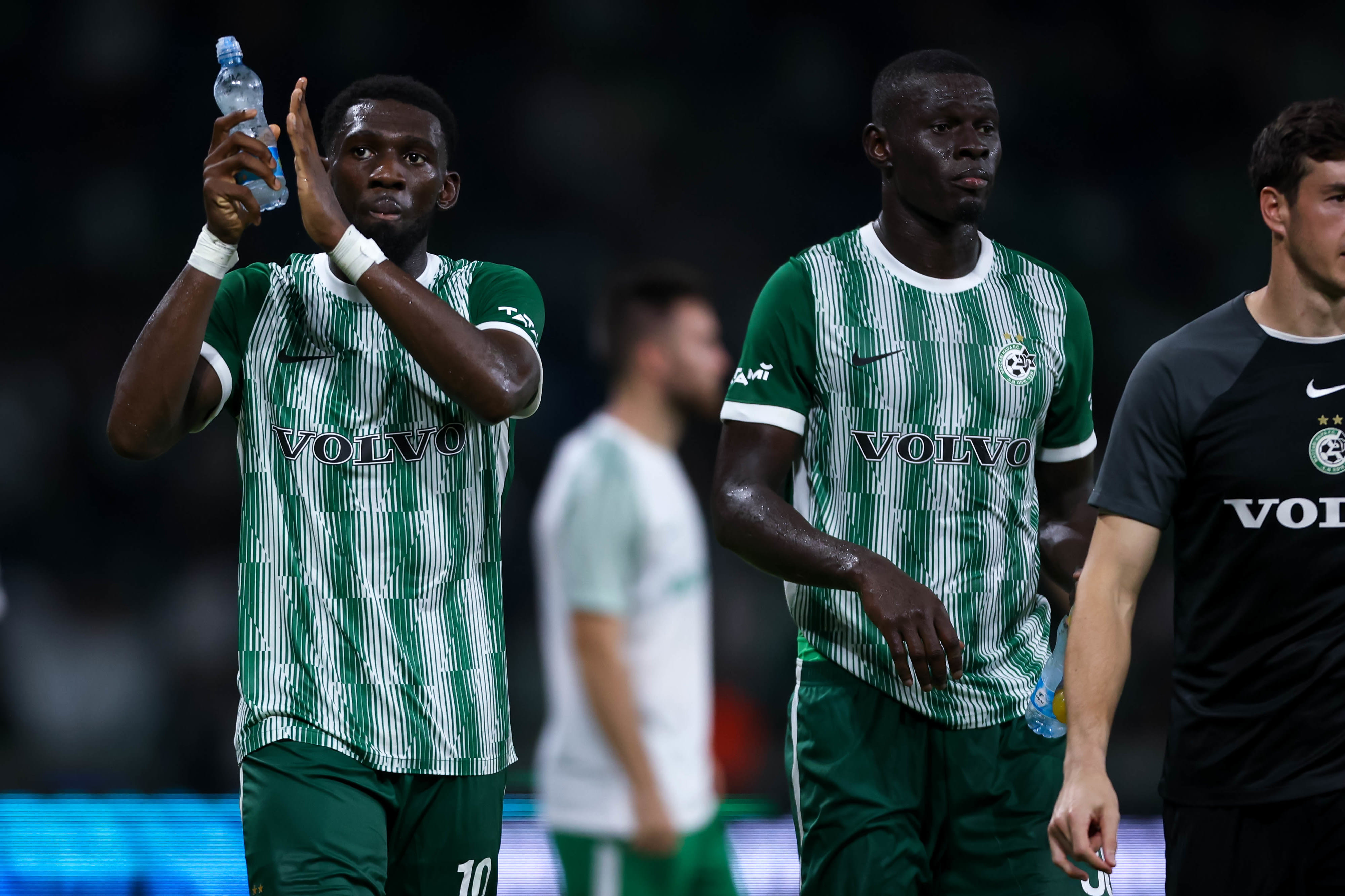 עבדולאי סק (מימין) עם דילן בטובינסיקה שחקני מכבי חיפה