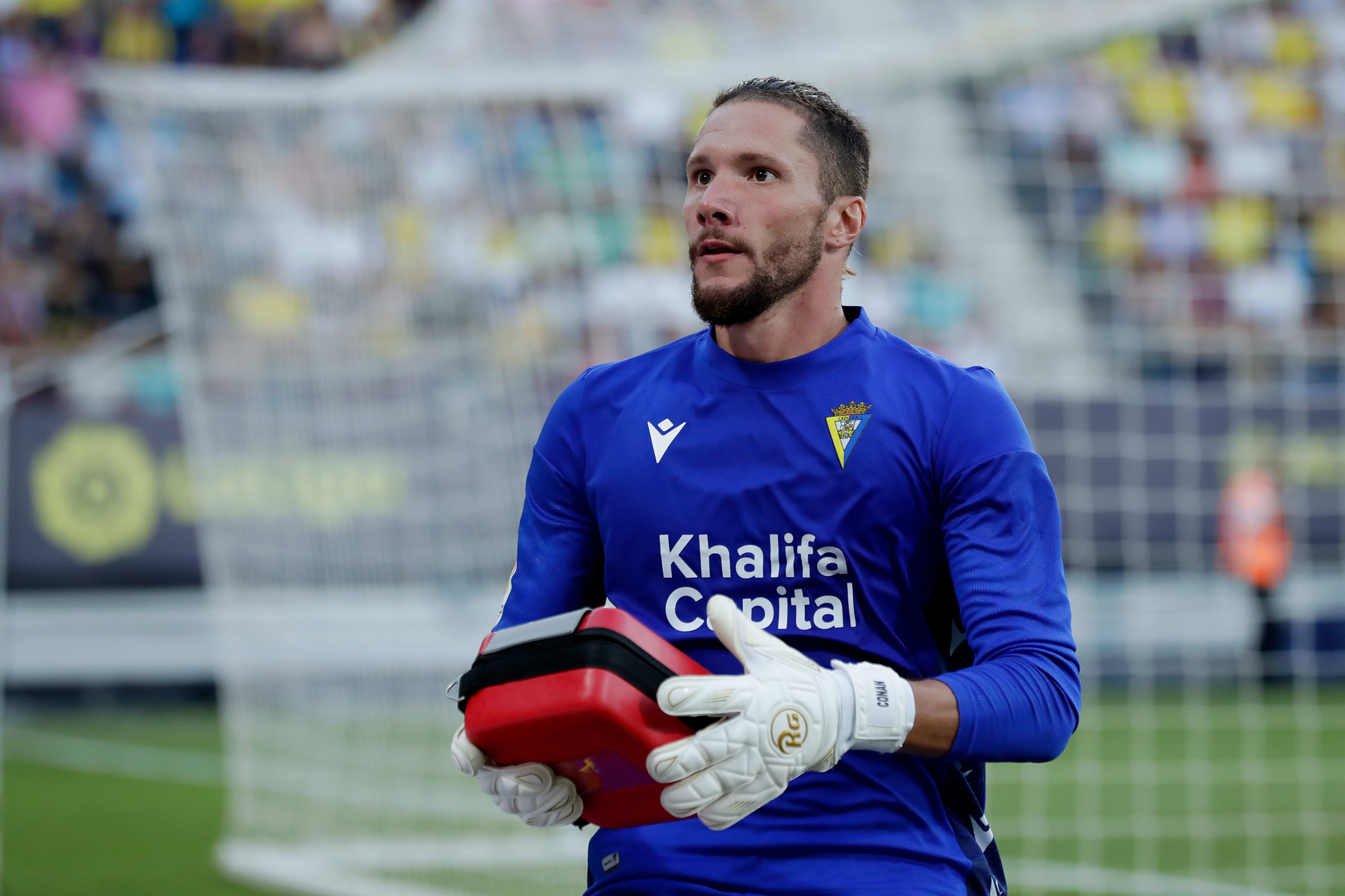 חרמיאס לדסמה שוער קאדיס מעביר דפיברילטור ליציע אחרי התמוטטות אוהד