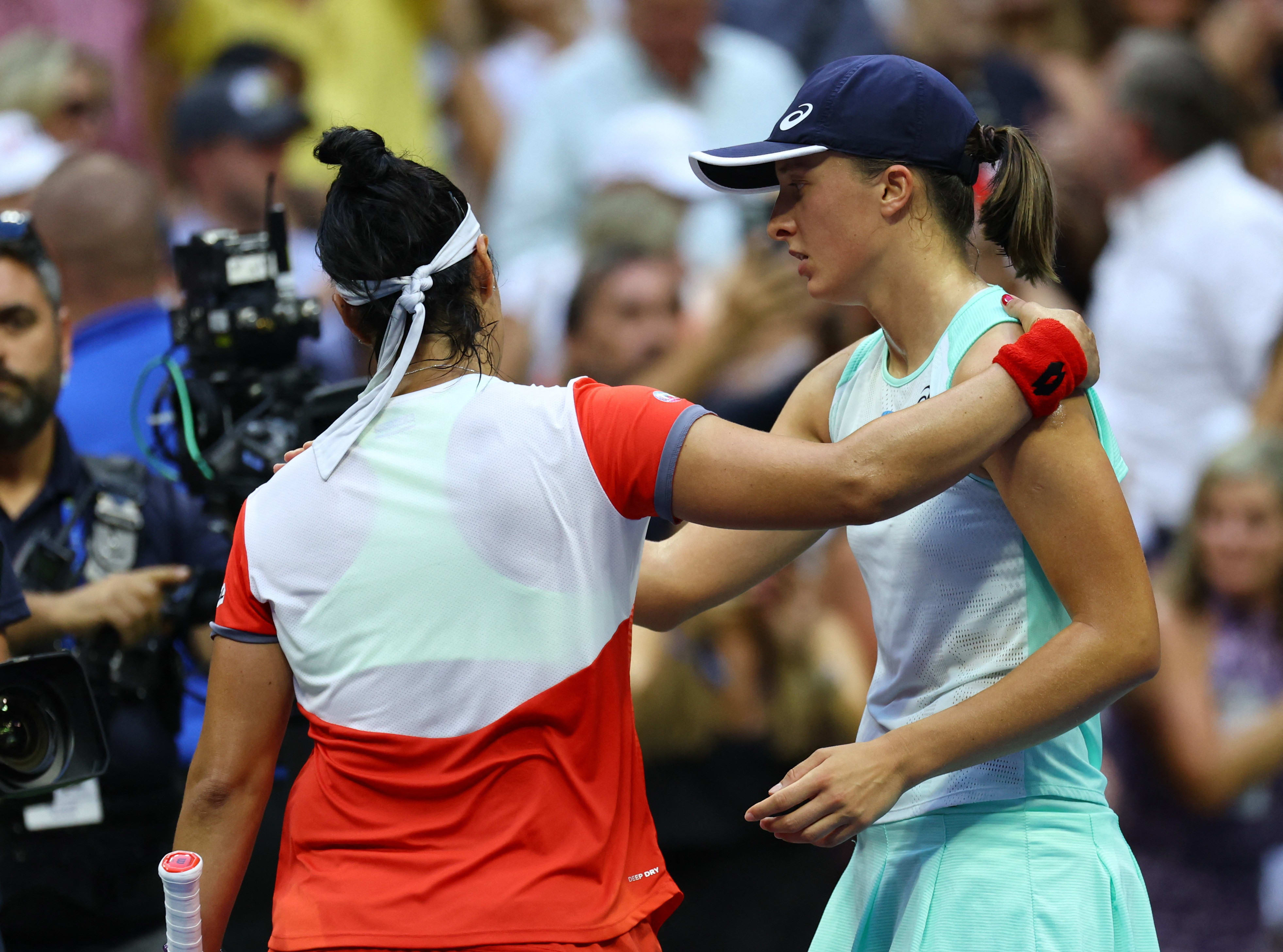 איגה שביונטק מנחמת את אונס ג'אבור אחרי שזכתה באליפות ארה