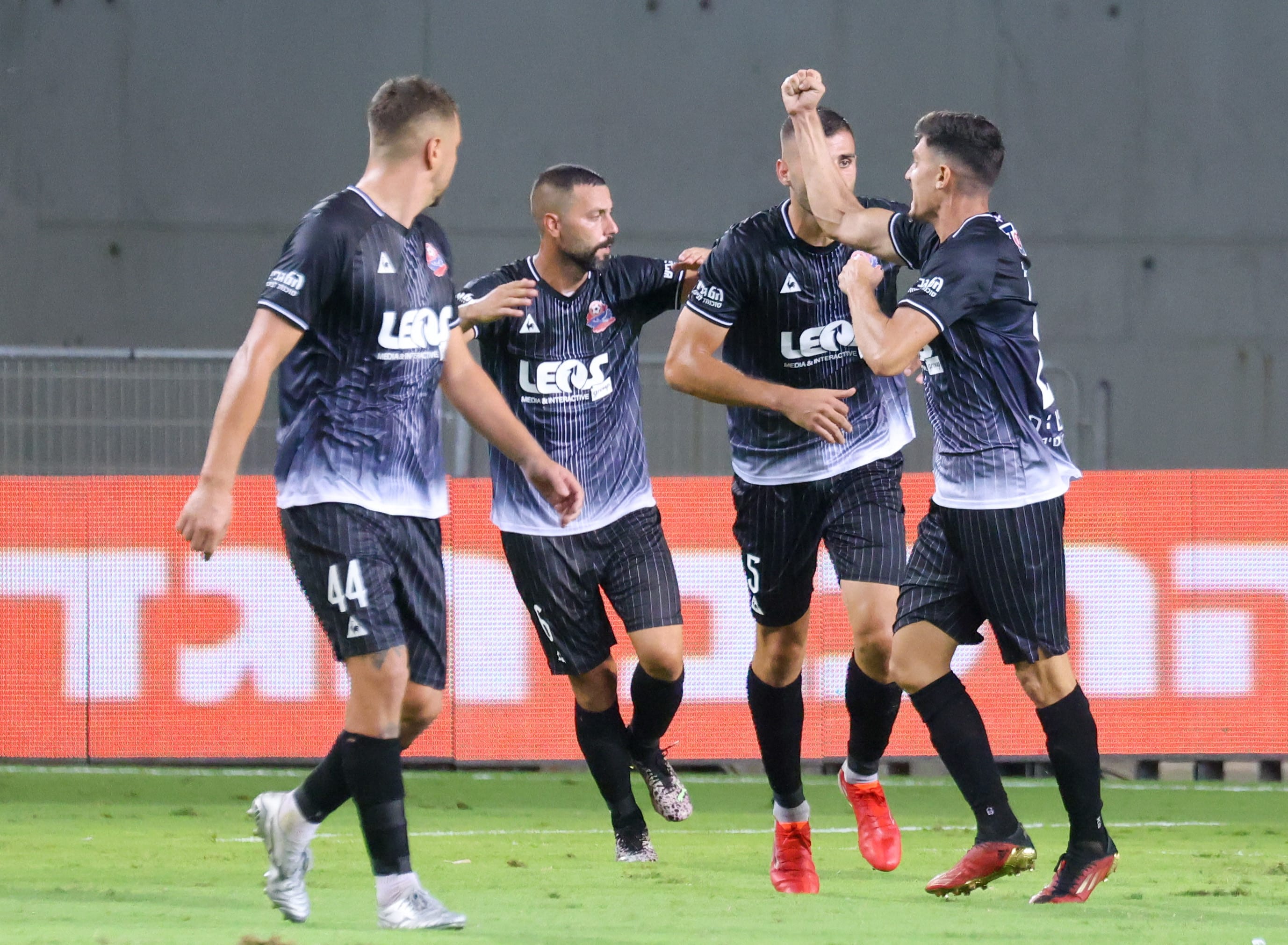 שחקני הפועל חיפה חוגגים עם לירן סרדל