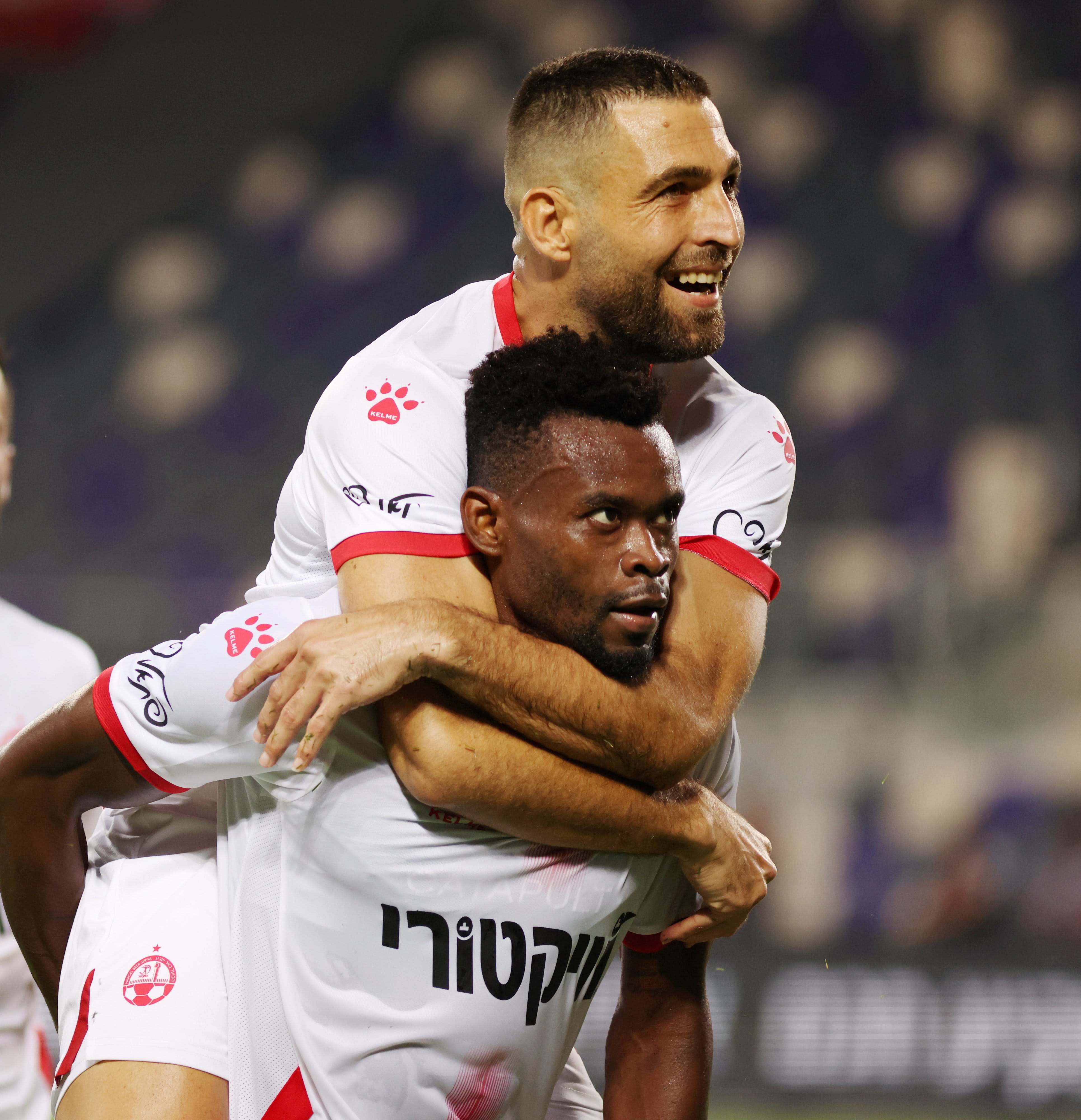 יוג'ין אנסה שחקן הפועל באר שבע חוגג שער, מעליו איתי שכטר