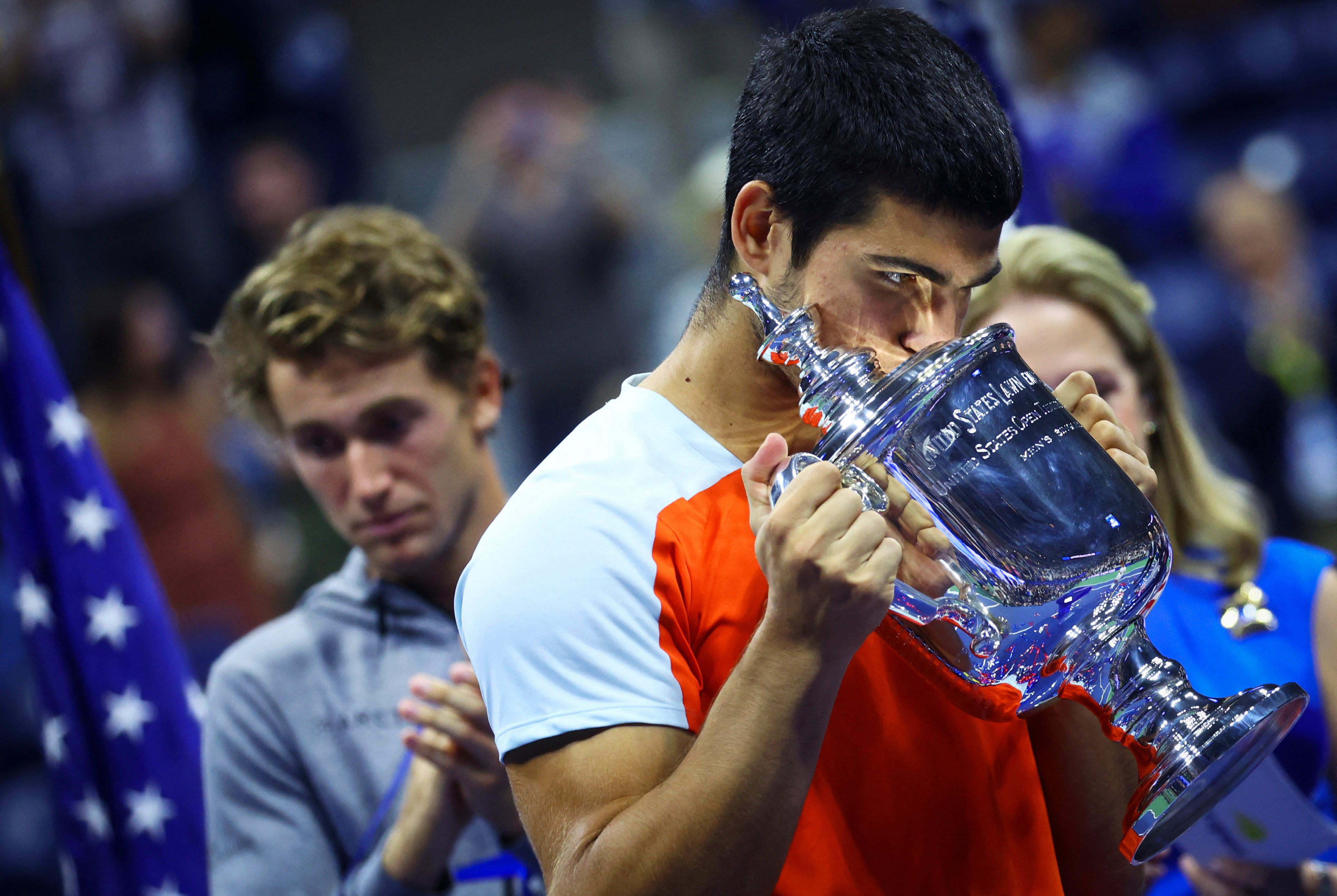 הטניסאי הספרדי קרלוס אלקראס מניף את גביע אליפות ארצות הברית