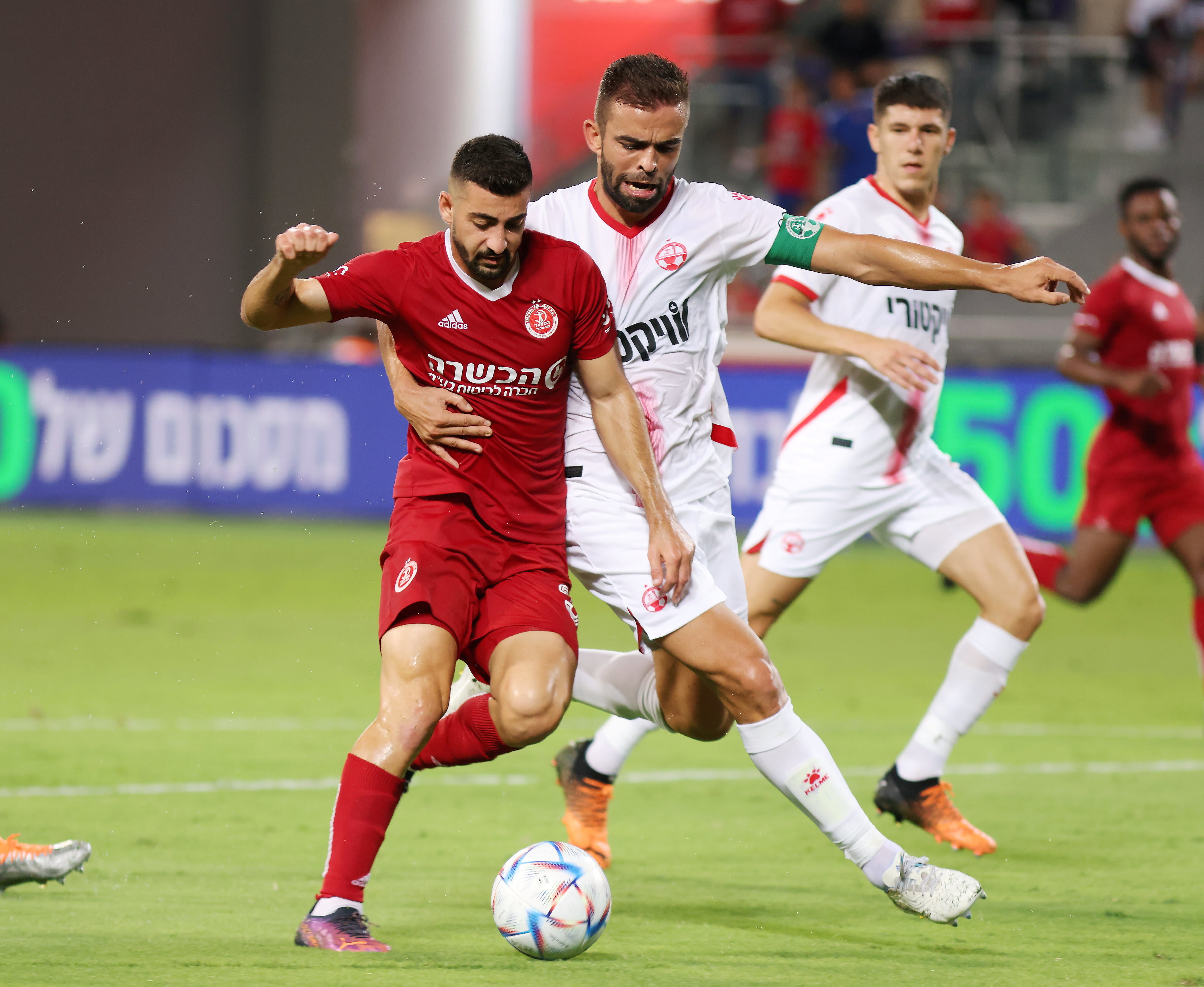 הישאם לאיוס שחקן הפועל תל אביב לפני מיגל ויטור שחקן הפועל באר שבע