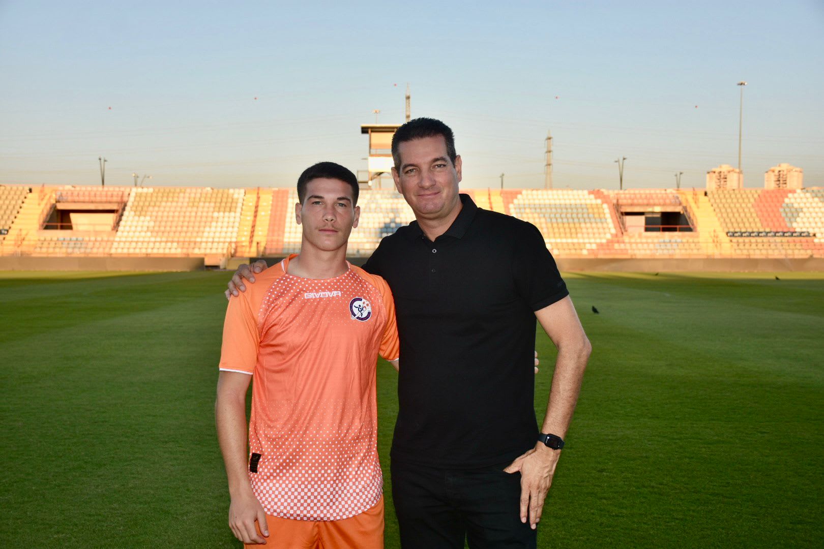 שחקן הפועל ראשון לציון אוהד אלמגור עם סוכנו עידן בן אבו