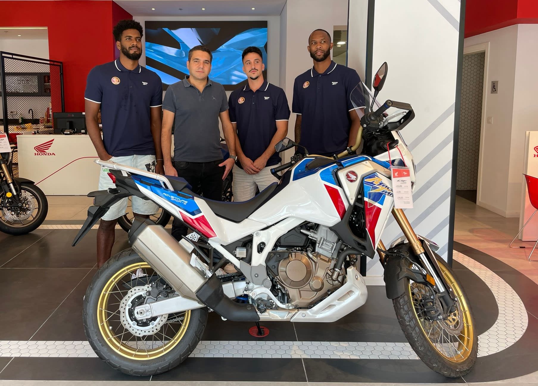 שחקני הפועל חולון: שון דאוסון, כריס ג'ונסון, ניב משגב