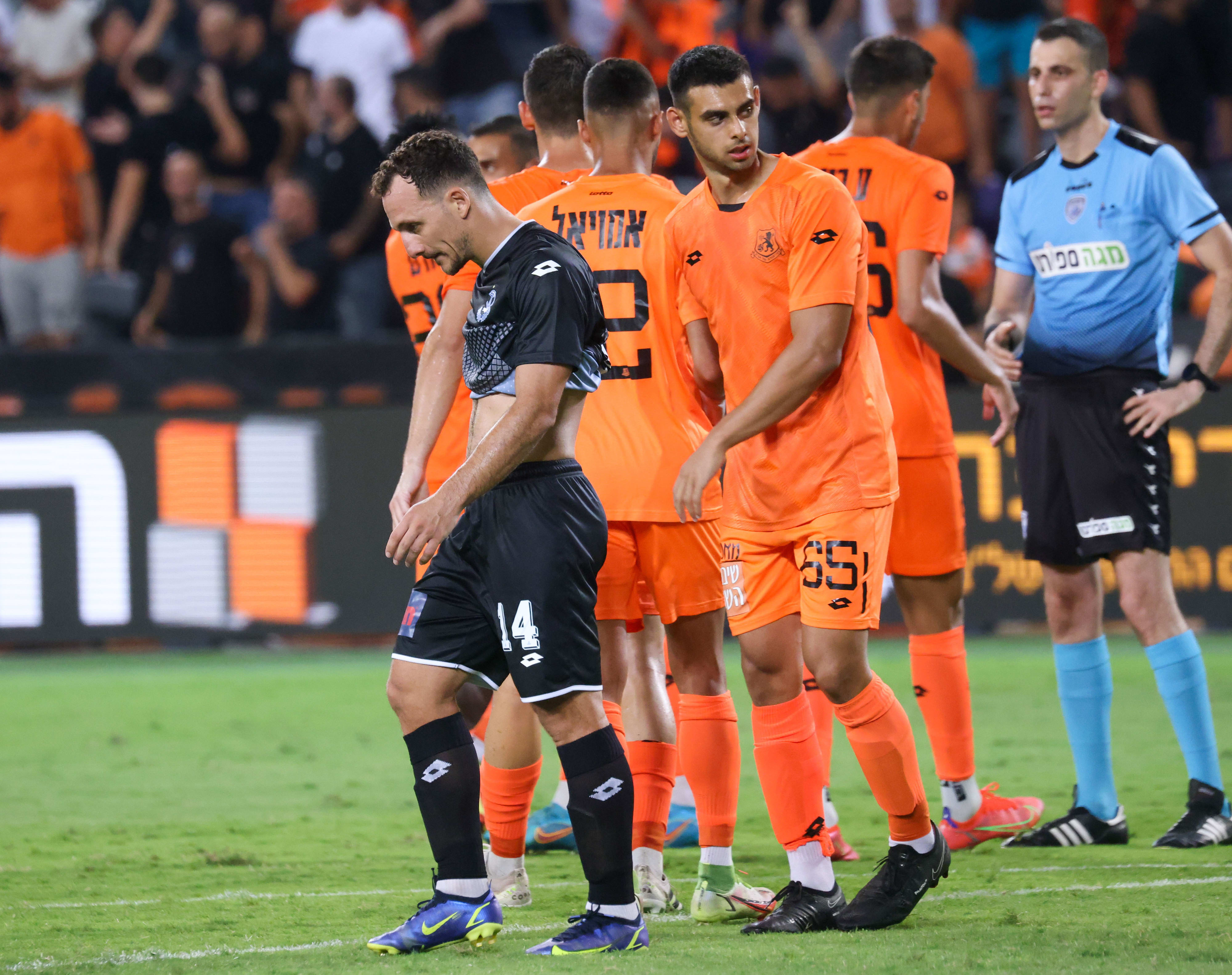 עוז פרץ שחקן הפועל פתח תקוה מאוכזב, מאחוריו טום אחי מרדכי שחקן בני יהודה