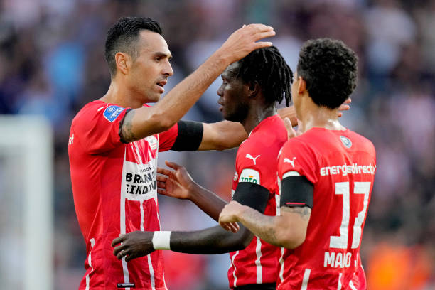 שחקן פ.ס.וו איינדהובן ערן זהבי עם ברומה, מאורו ג'וניור