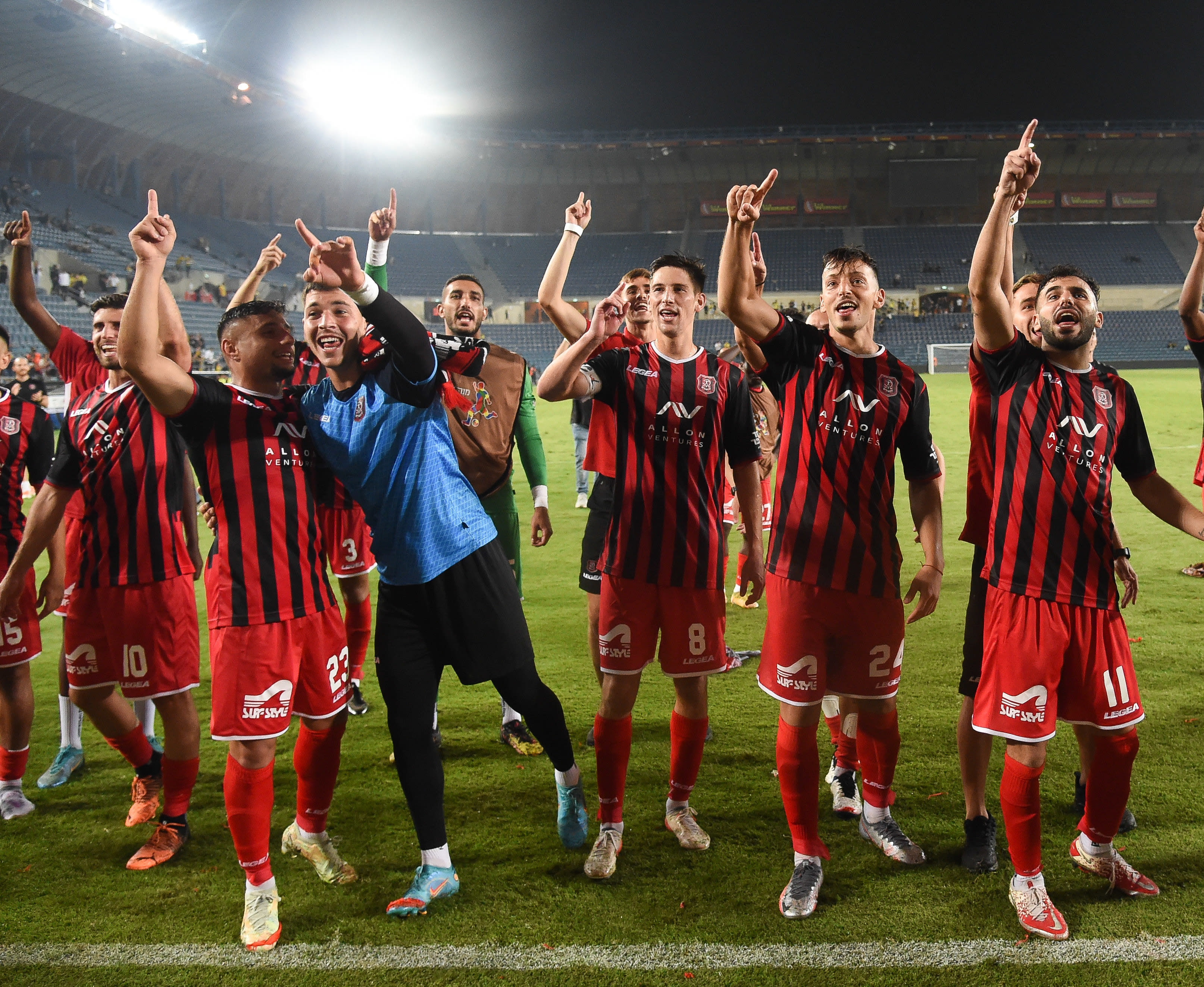 שחקני הפועל ירושלים חוגגים