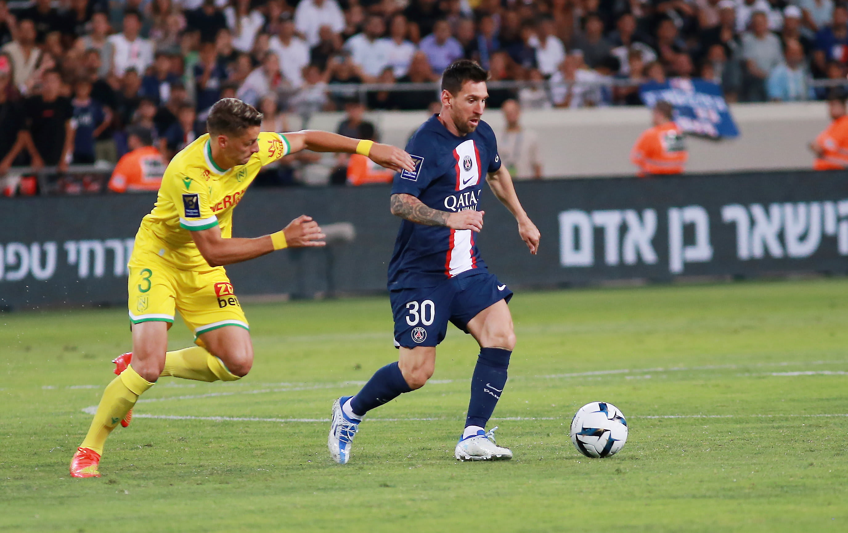 ליאונל מסי שחקן פריס סן ז'רמן לפני אנדריי ז'ירוטו שחקן נאנט