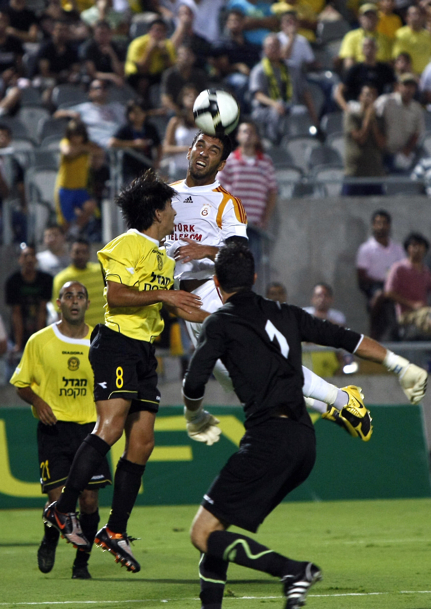 ארדה טוראן שחקן גלאטסראיי מעל אלמוג כהן שחקן מכבי נתניה, יולי 2009