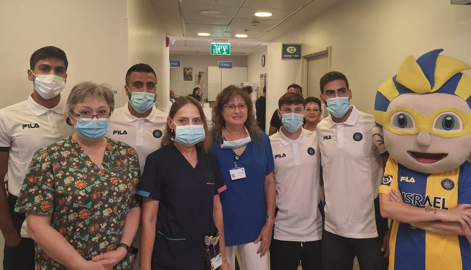 שחקני מכבי תל אביב מבקרים בבית החולים אסף הרופא: גבי קניקובסקי, שחר פיבן, דור פרץ, אופיר דוידזאדה