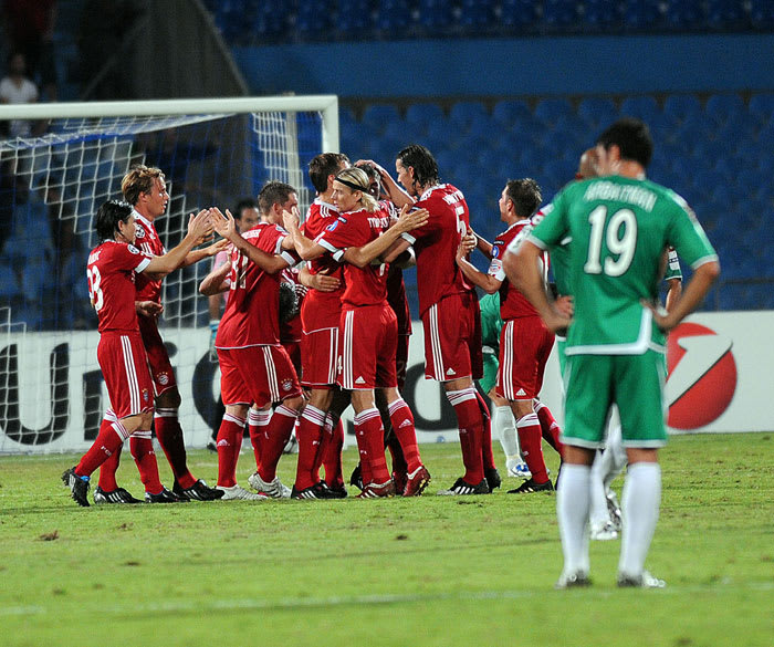 שחקני באיירן מינכן חוגגים על רקע שלומי ארבייטמן המאוכזב