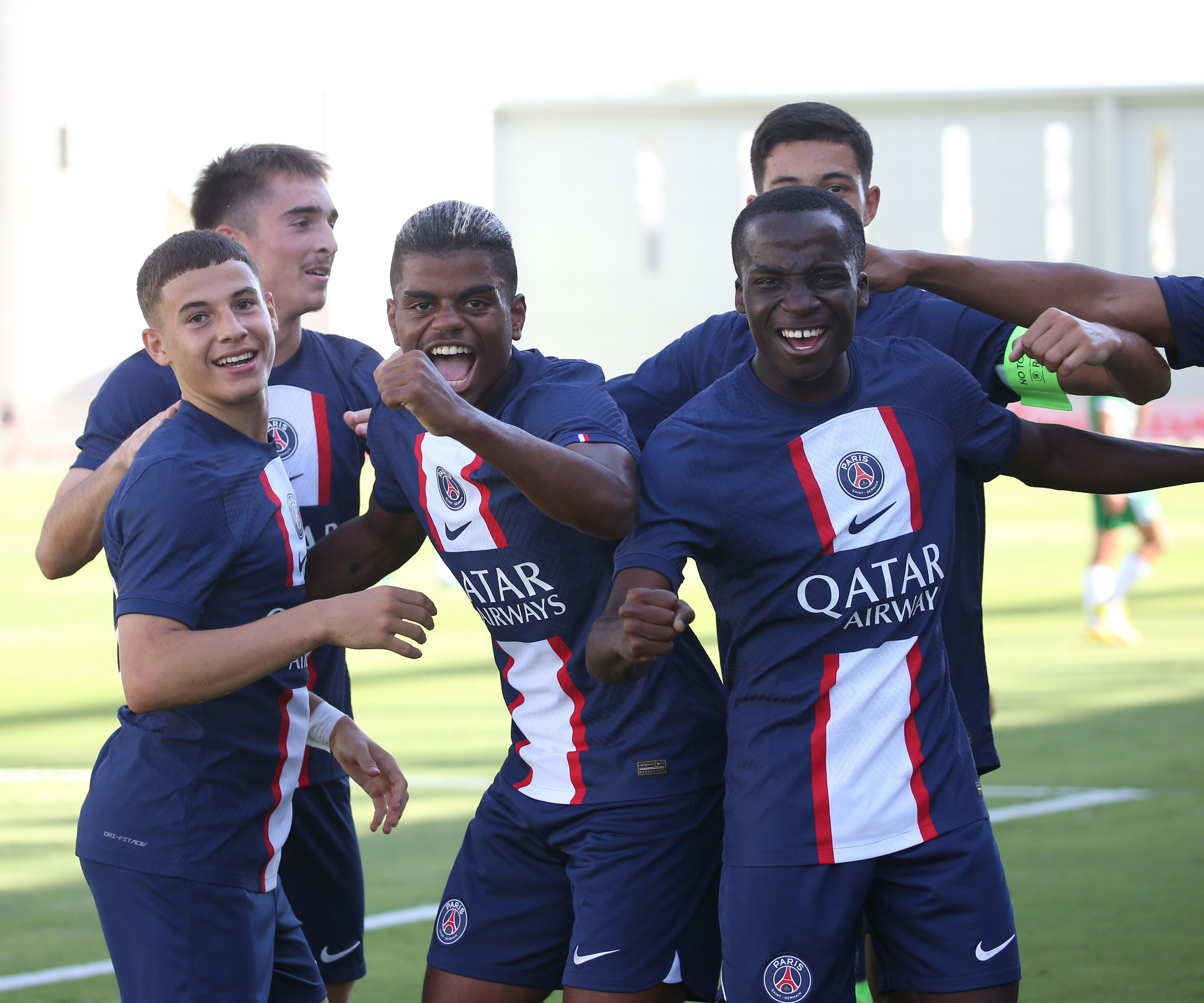 שחקני קבוצת הנוער של פריז סן ז'רמן חוגגים נגד מכבי חיפה