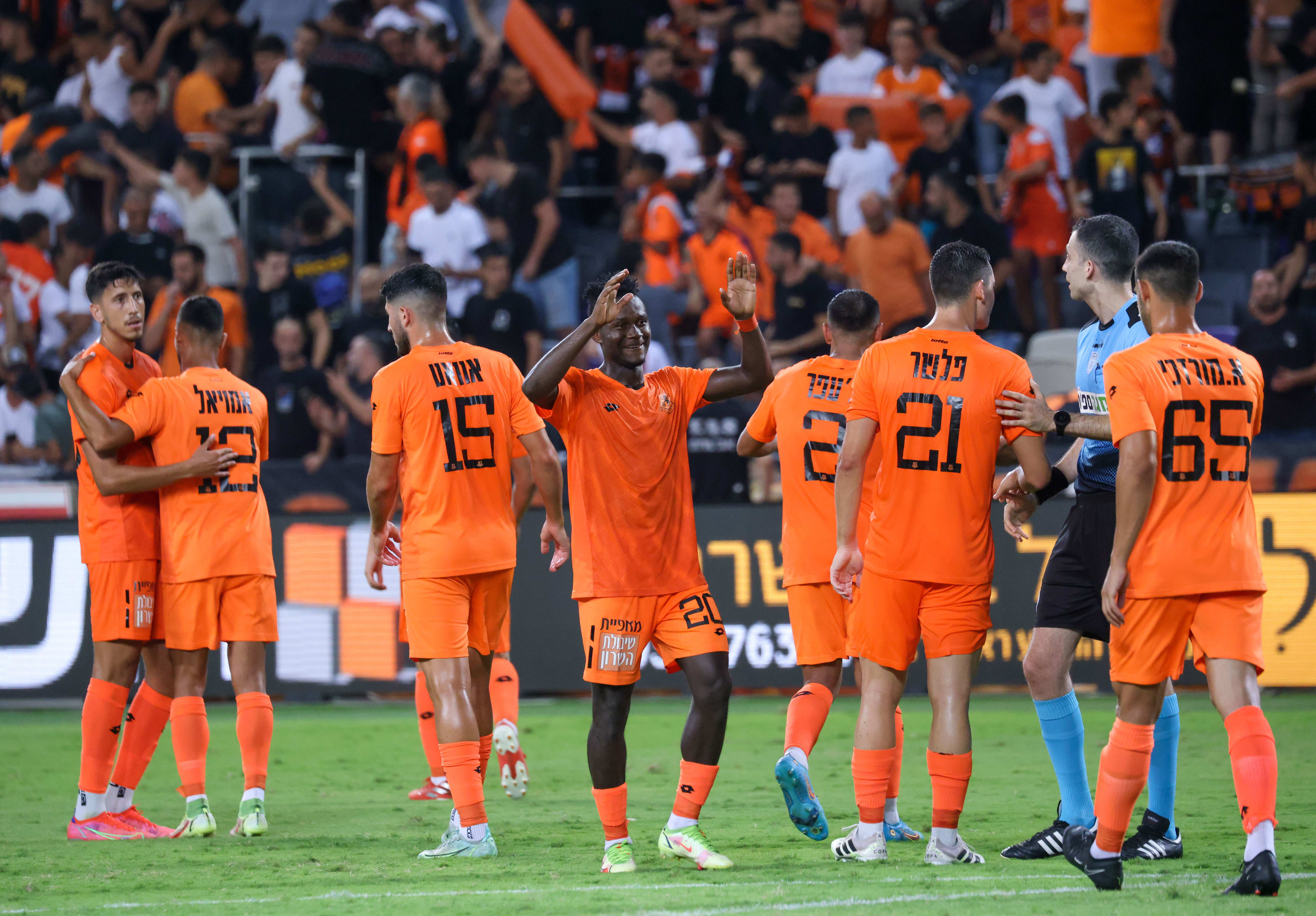 שחקני בני יהודה חוגגים