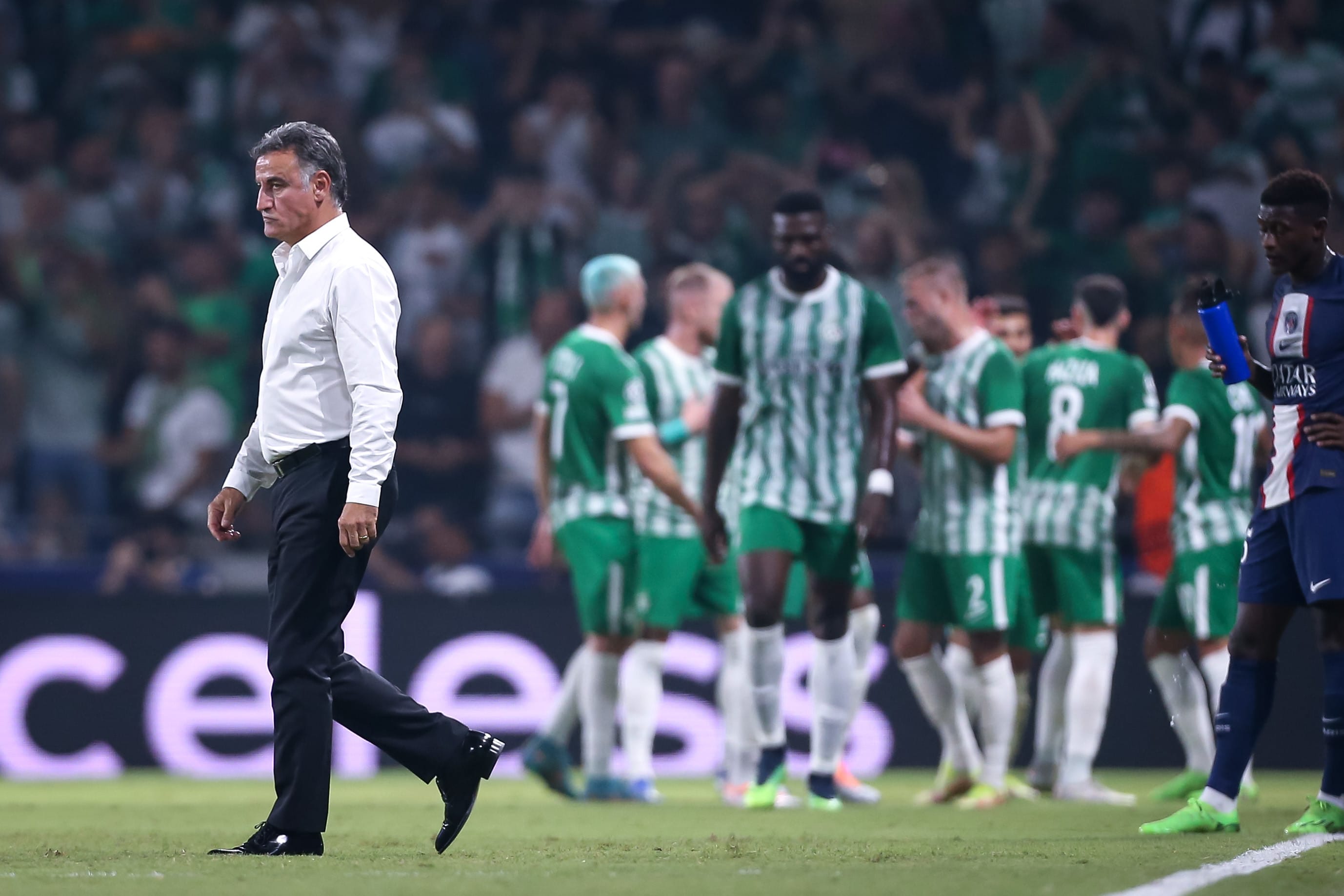 מאמן פריז סן ז'רמן כריסטוף גאלטייה על רקע חגיגות מכבי חיפה