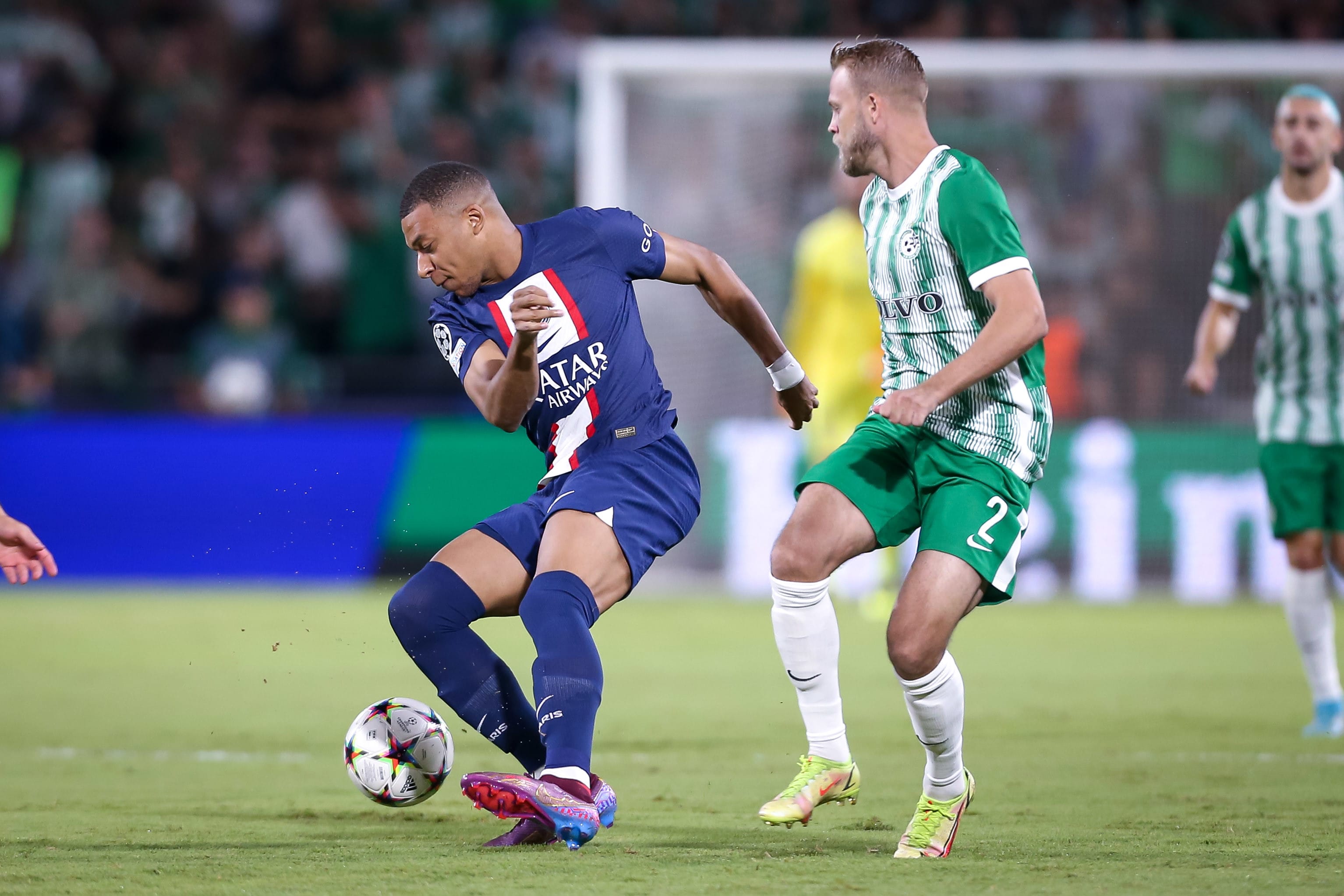 שחקן פריז סן ז'רמן קיליאן אמבפה מול שחקן מכבי חיפה דניאל סונדגרן