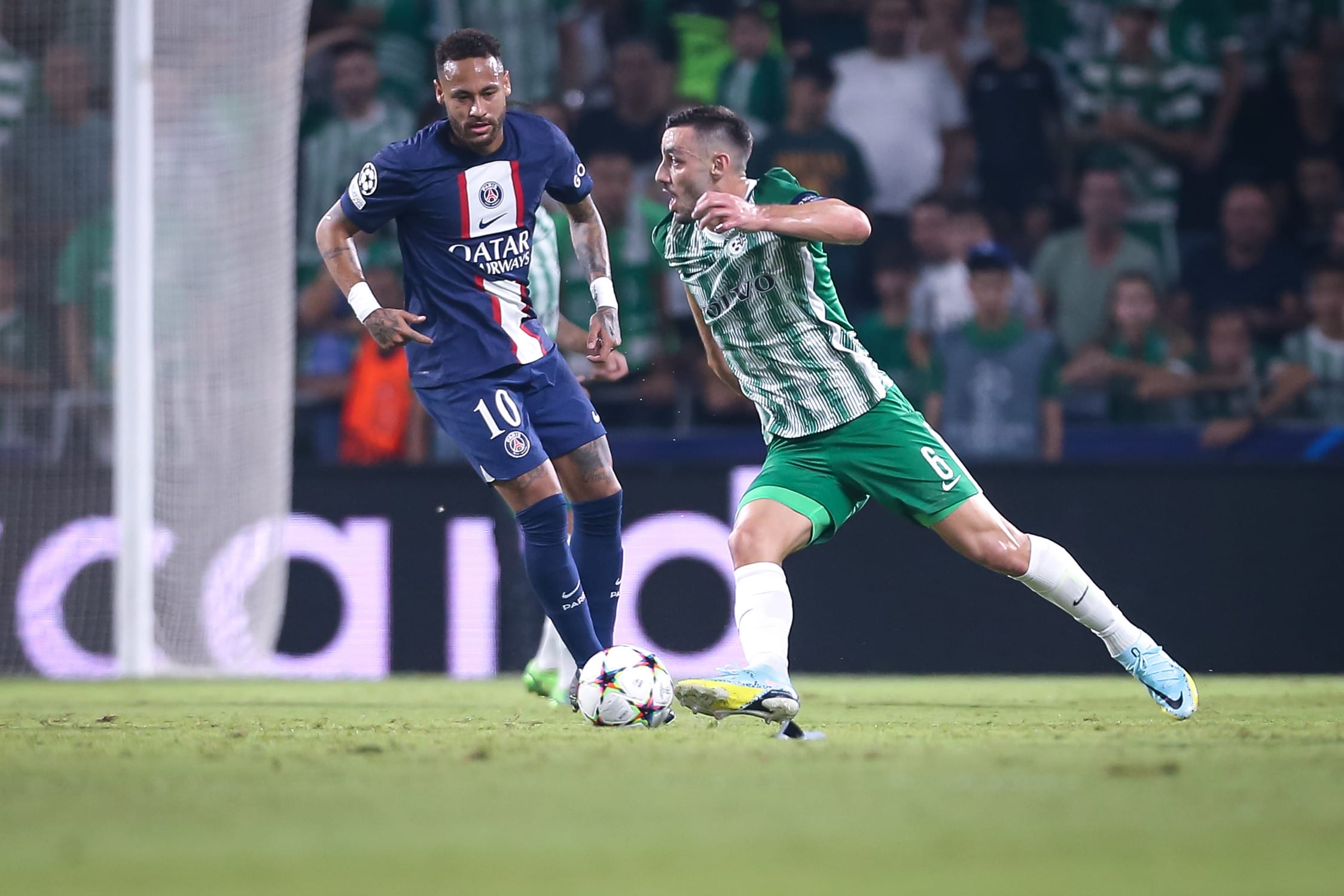 שחקן מכבי חיפה נטע לביא מול שחקן פריז סן ז'רמן ניימאר