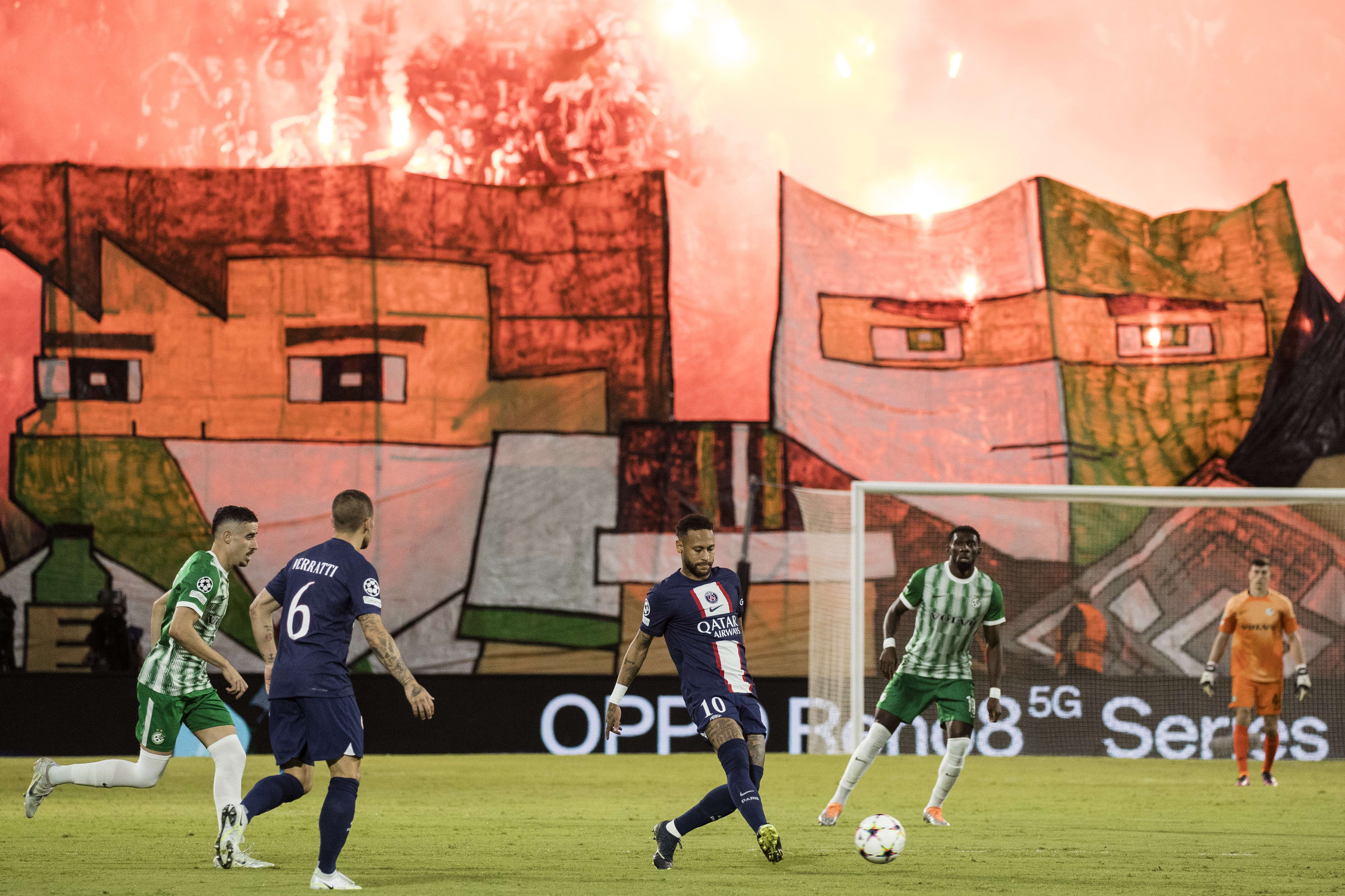 ניימאר, שחקן פריז סן ז'רמן, על רקע התפאורה של אוהדי מכבי חיפה