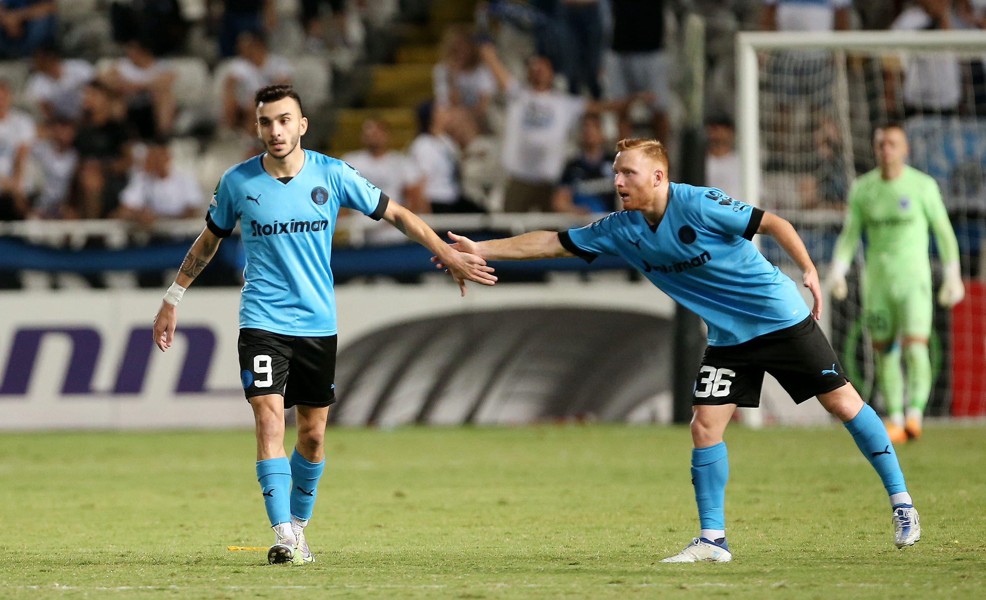 עידו שחר שחקן אפולון לימסול עם יאניס פיטאס