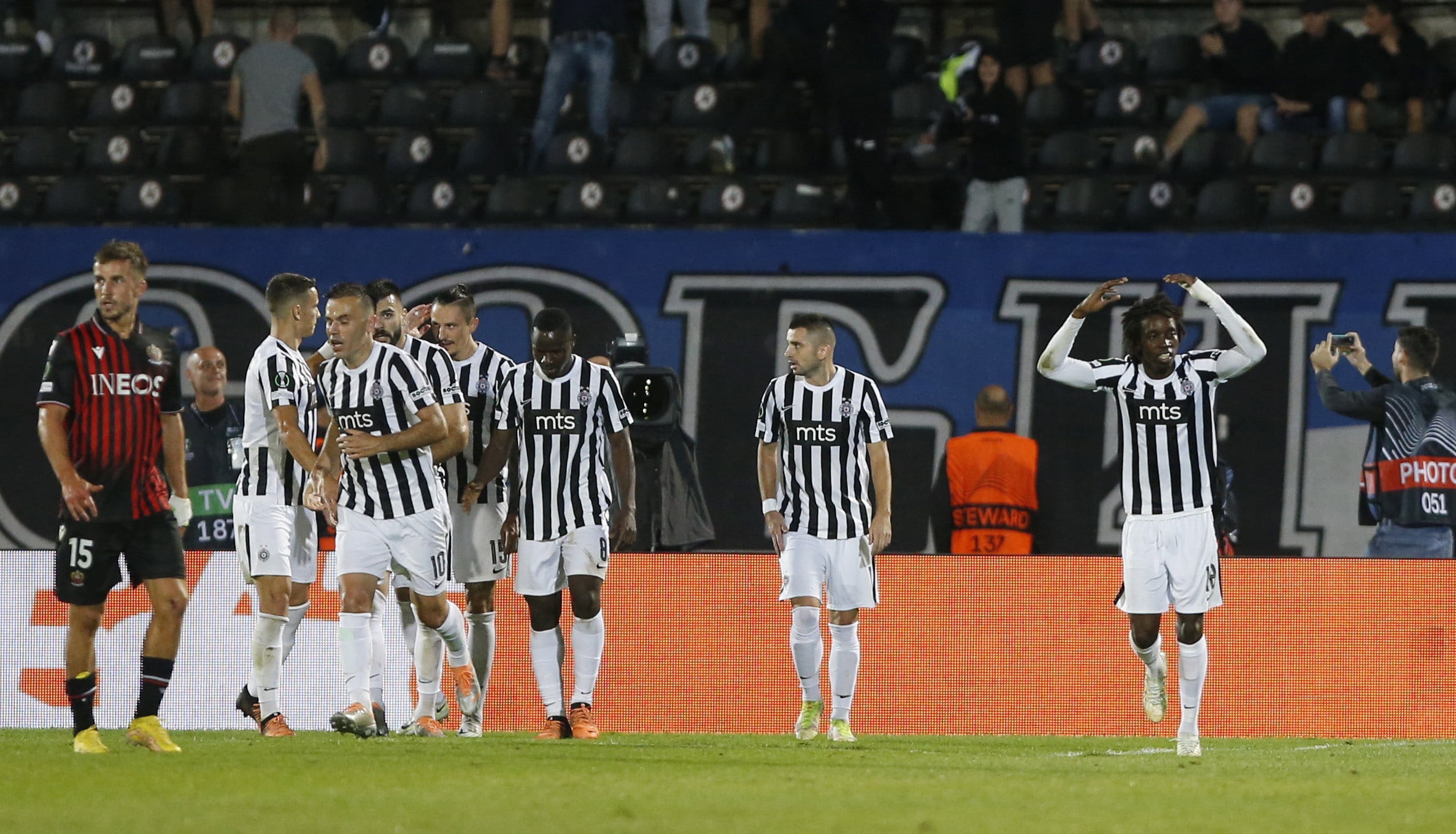 שחקני פרטיזן בלגרד חוגגים, ביברס נאתכו (מספר 10)