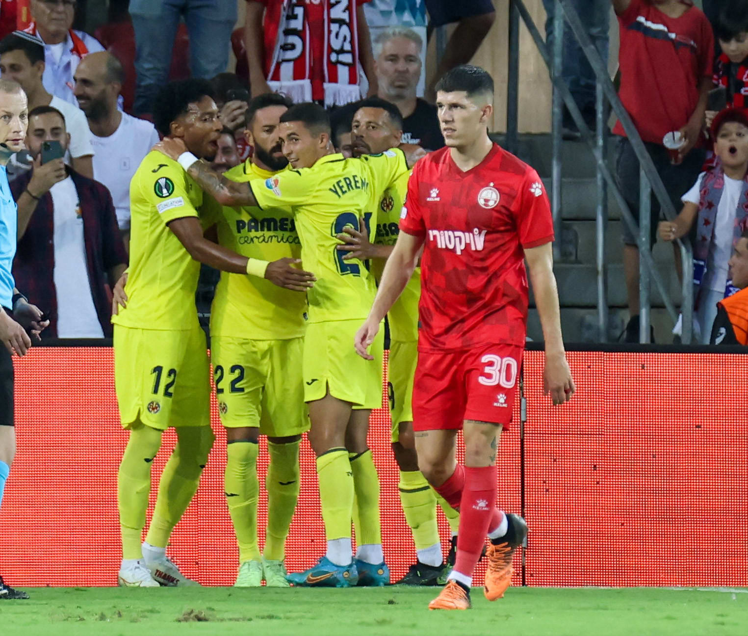 שחקן הפועל באר שבע אור דדיה ליד שחקני ויאריאל