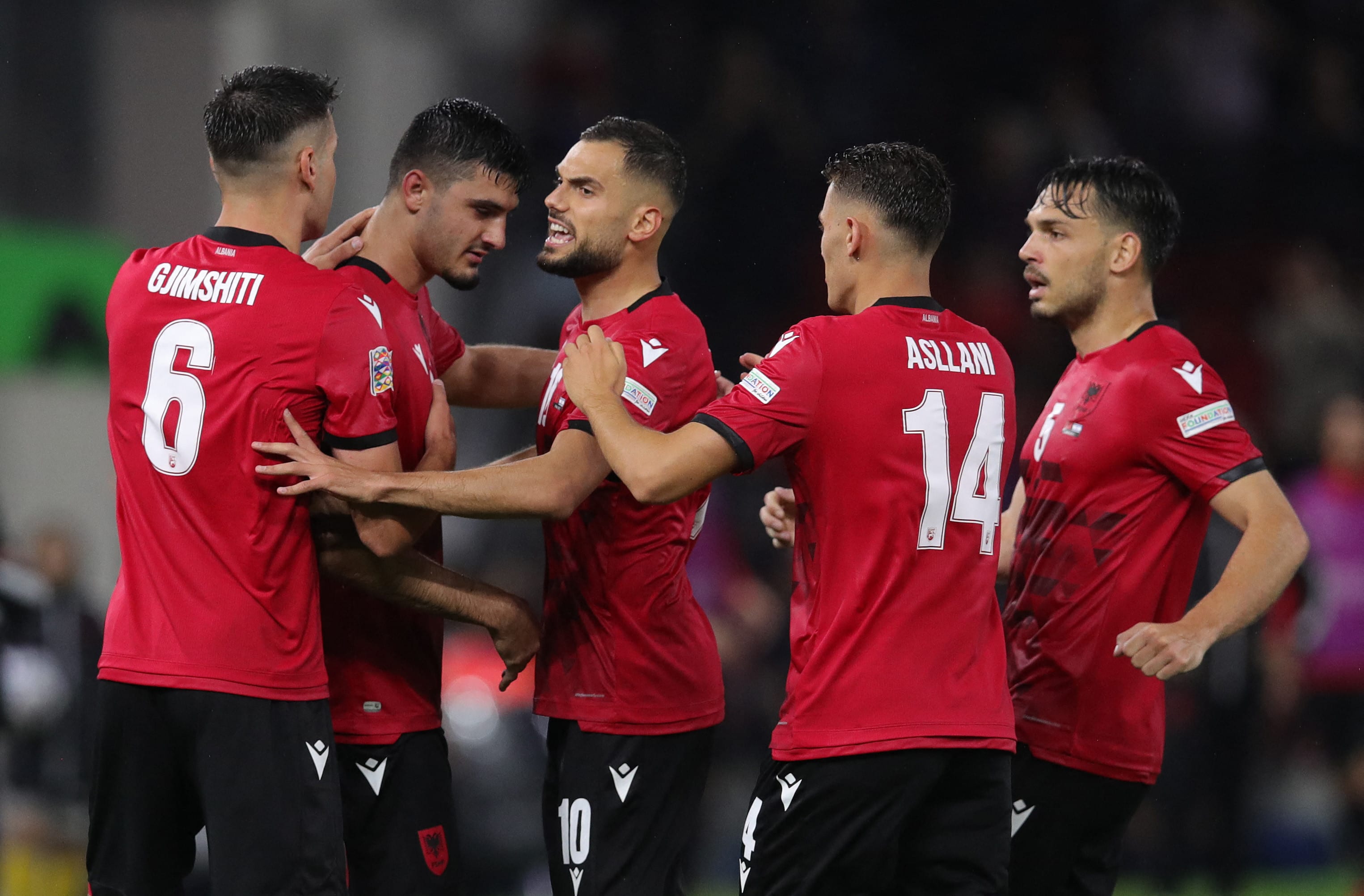 ארמנדו ברויה שחקן נבחרת אלבניה חוגג עם חבריו