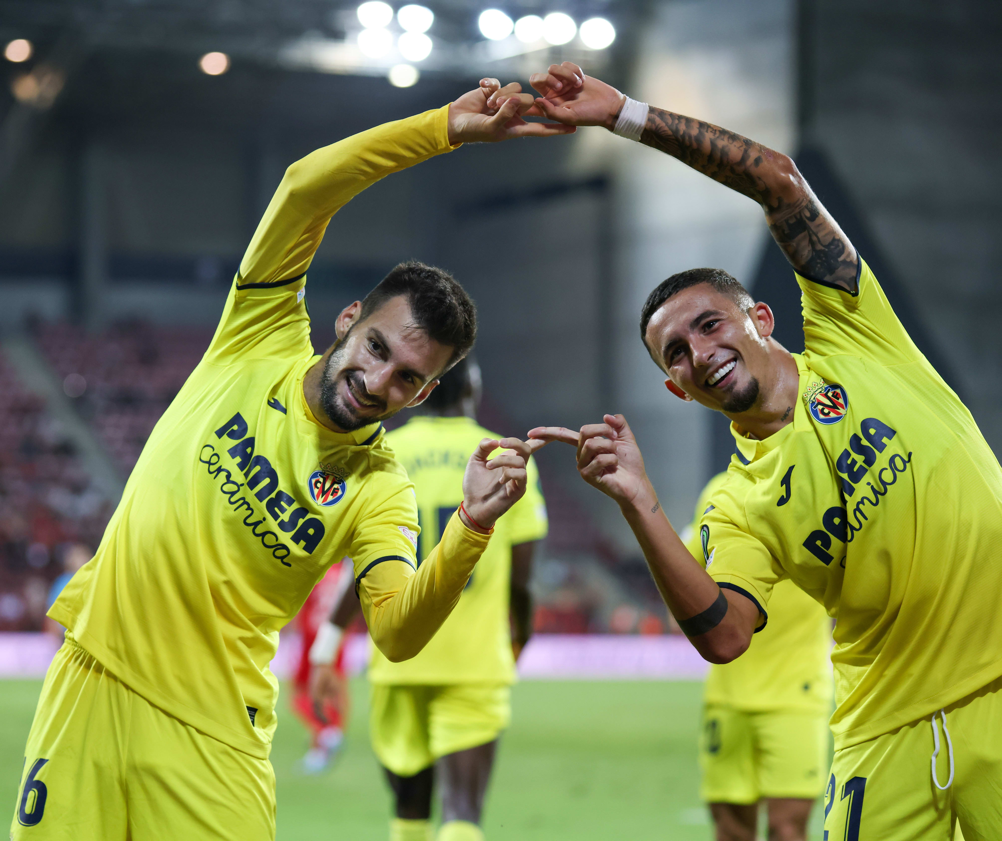 Yermi Pino (right) with Alex Bana Villarreal players