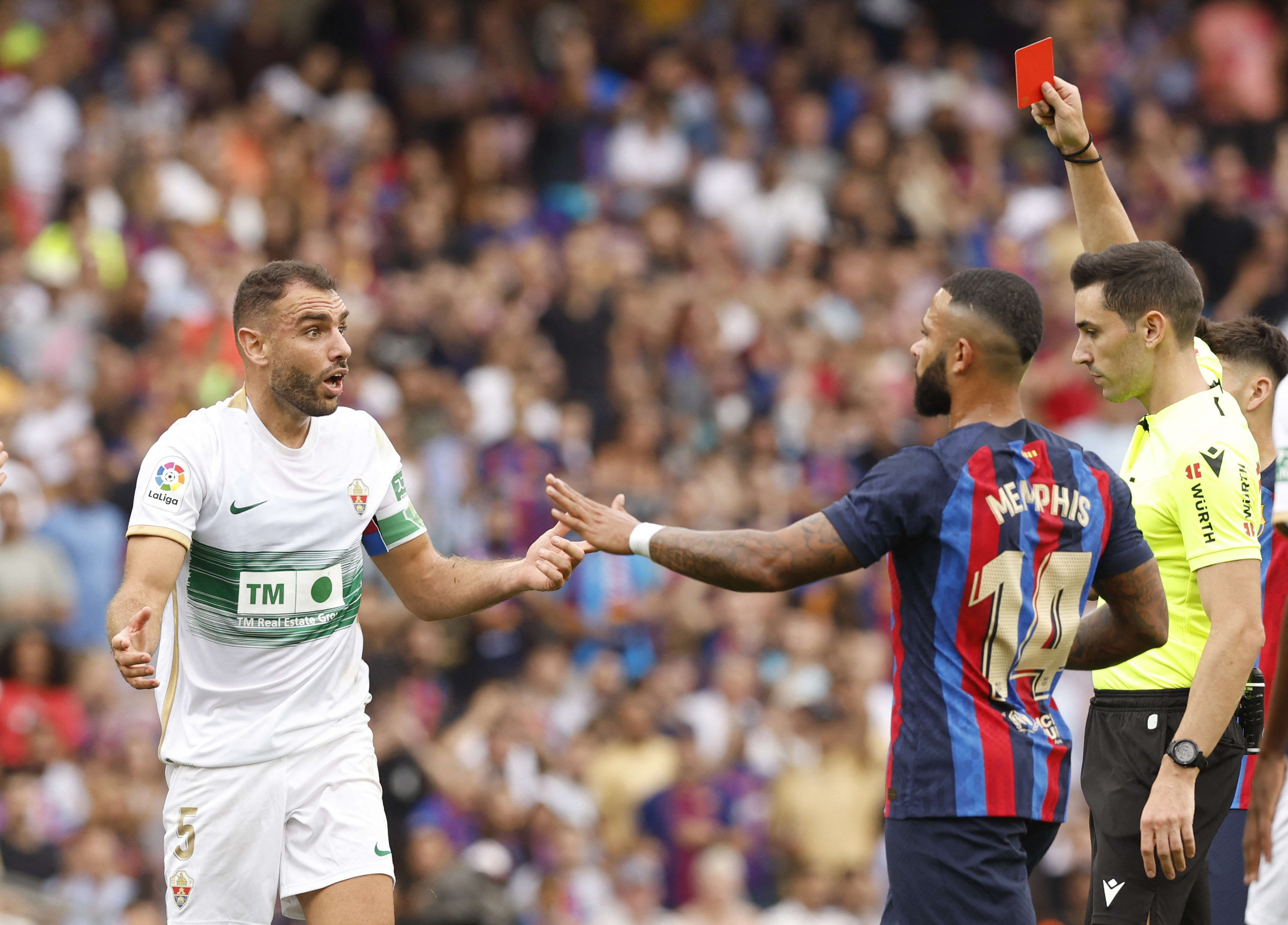 גונסאלו ורדו שחקן אלצ'ה מקבל כרטיס אדום