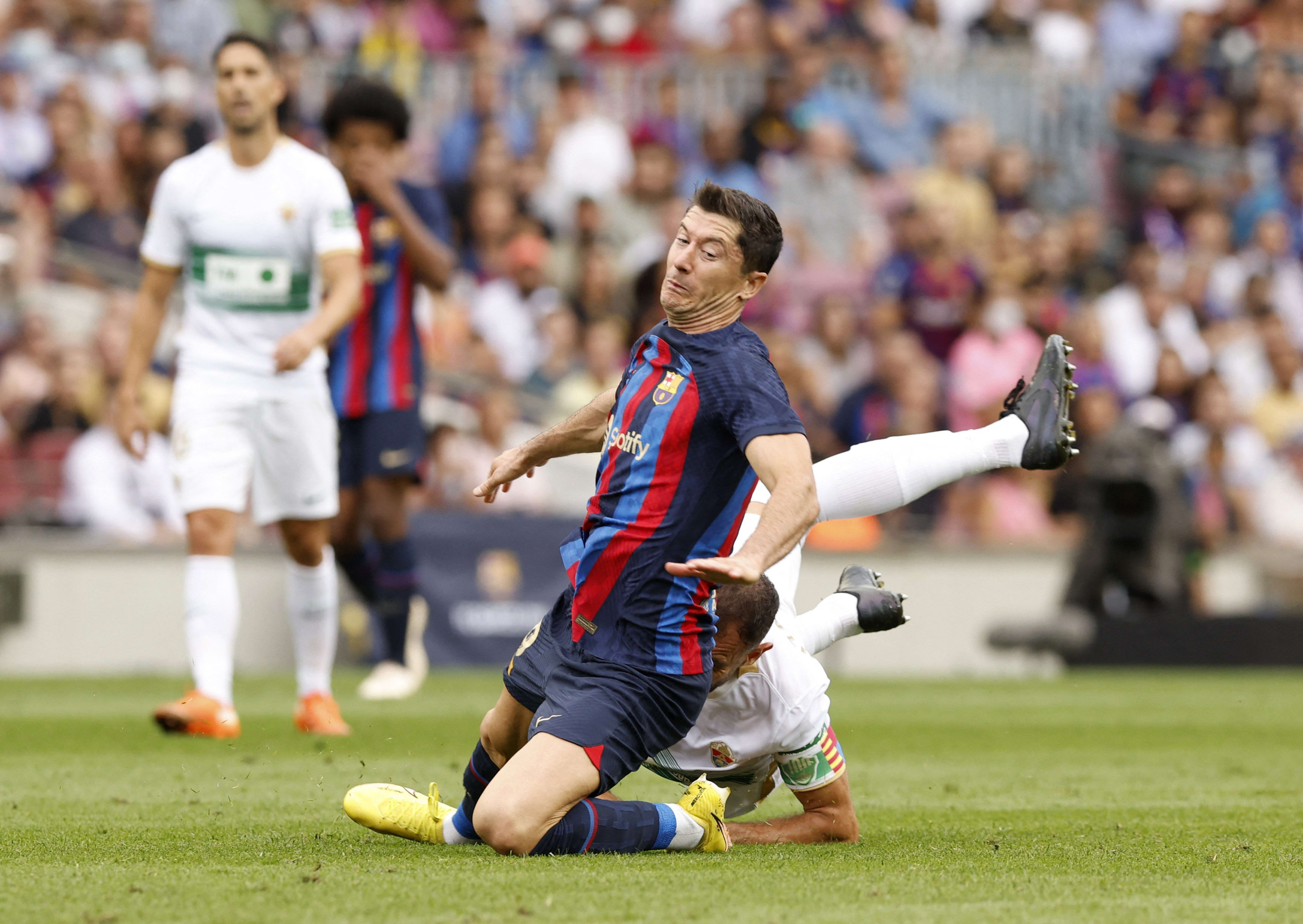 רוברט לבנדובסקי שחקן ברצלונה מוכשל על ידי גונסאלו ורדו שחקן אלצ'ה