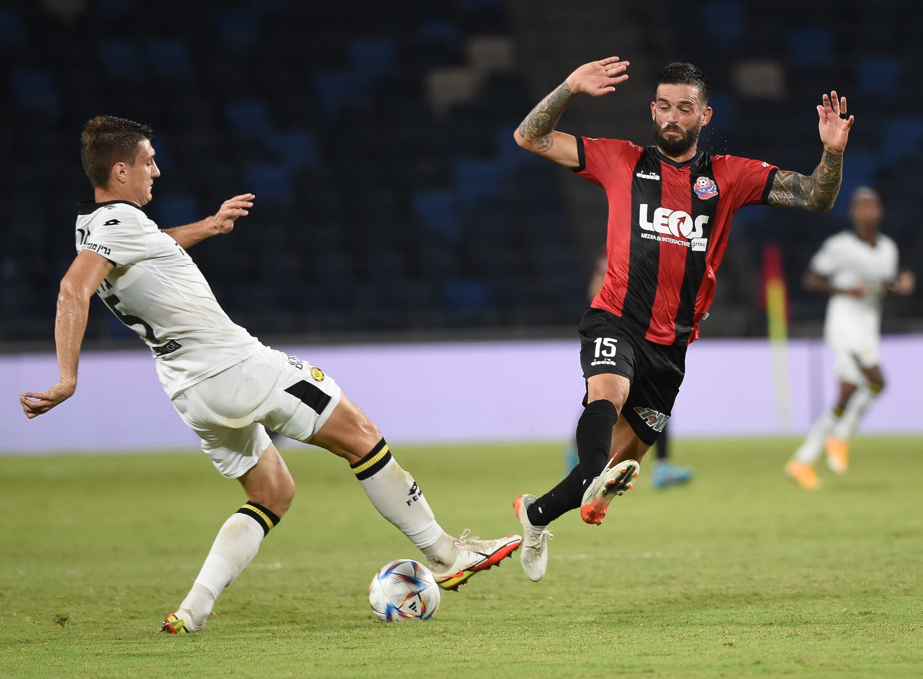 חנן ממן שחקן הפועל חיפה מול פלאמן גלאבוב שחקן מכבי נתניה