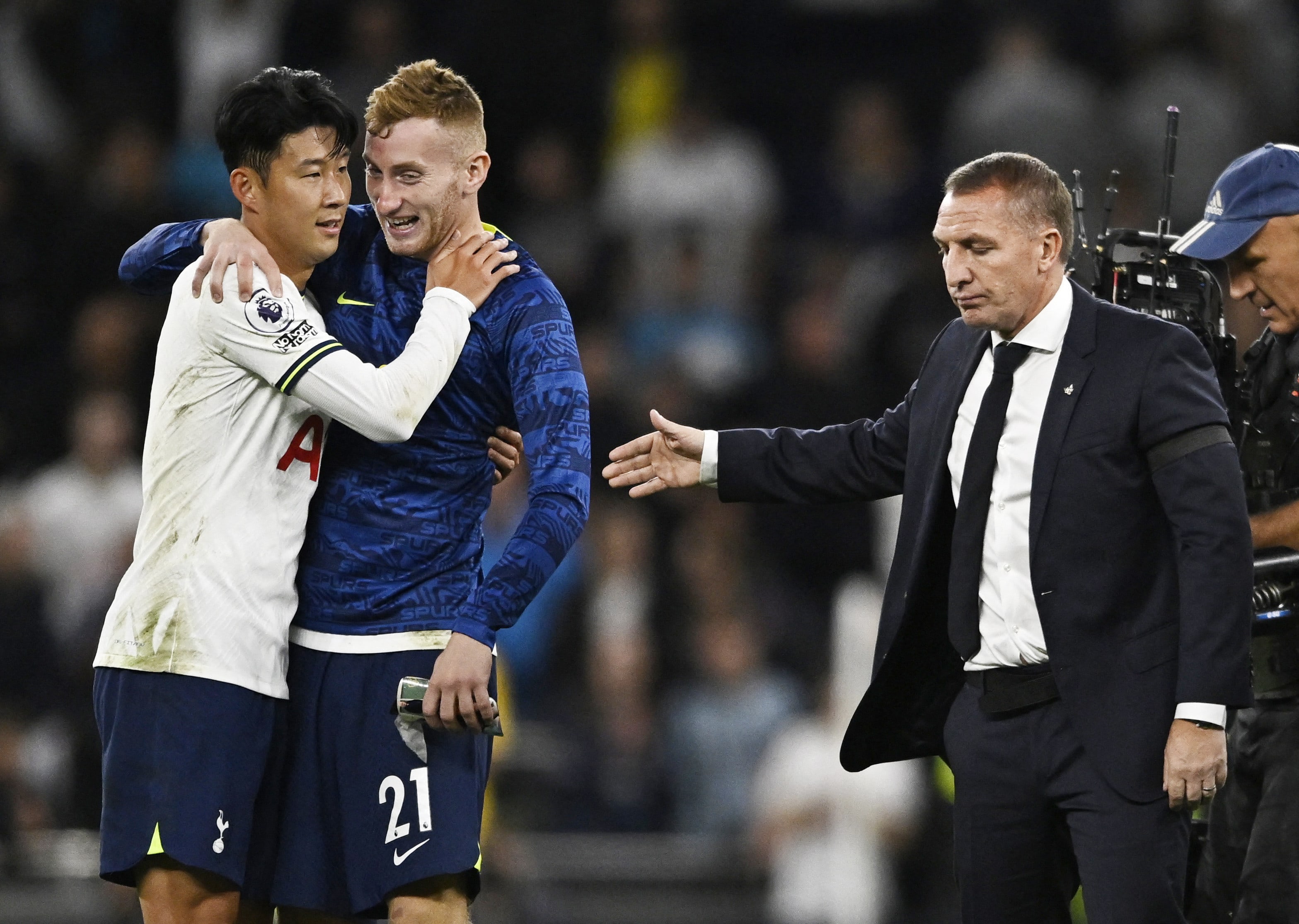 שחקן טוטנהאם יונג מין סון חוגג על רקע מאמן לסטר המאוכזב, ברנדן רוג'רס