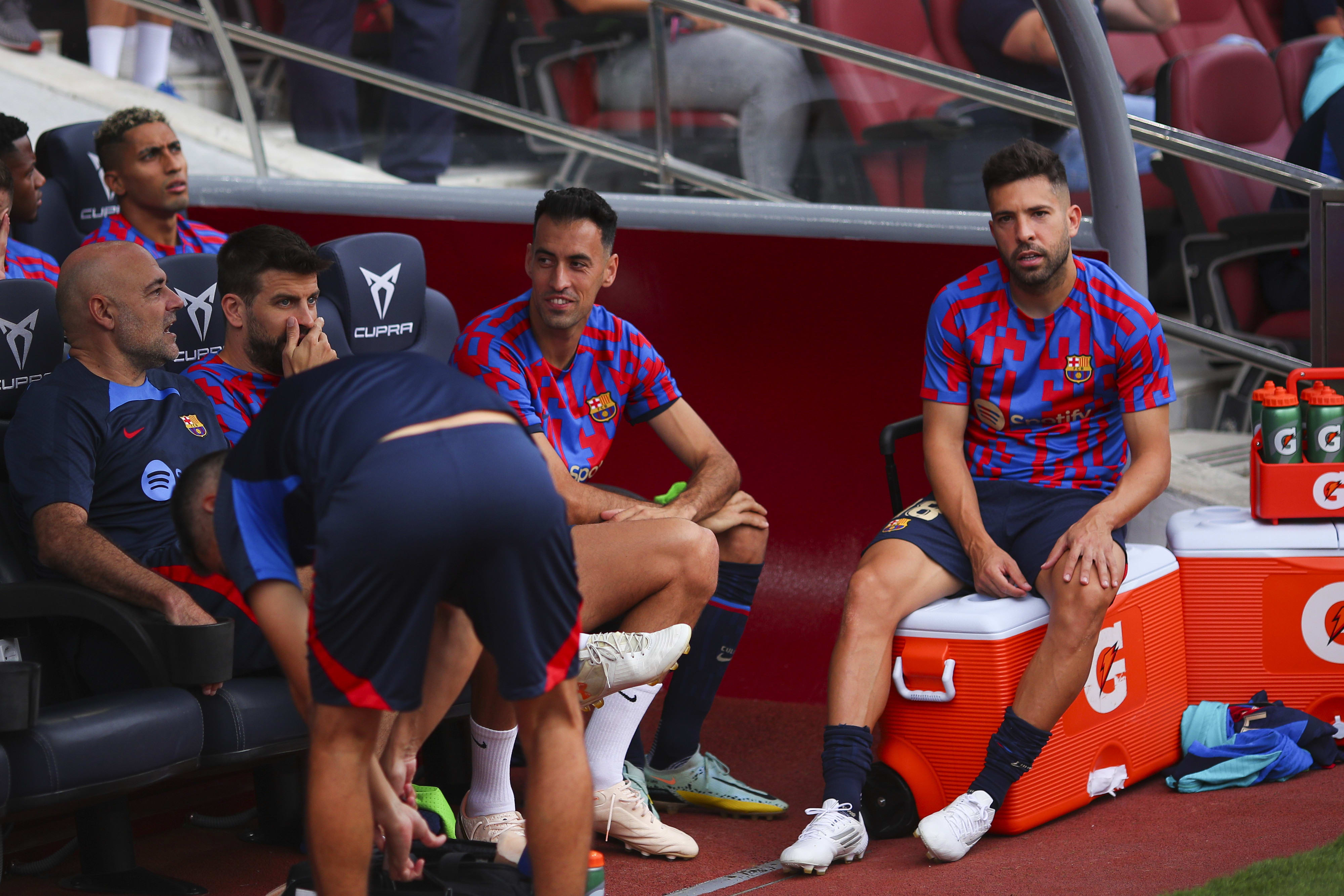 ג'ורדי אלבה, סרג'יו בוסקטס, ג'רארד פיקה: שלושת שחקניה הוותיקים של ברצלונה יושבים על הספסל