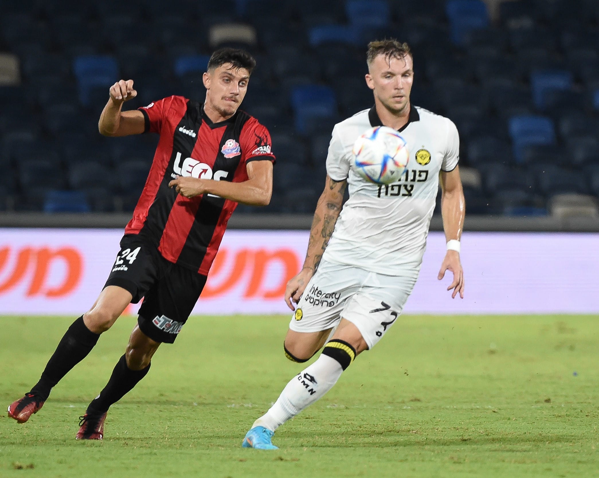 עדן קארצב שחקן מכבי נתניה מול לירן סרדל שחקן הפועל חיפה