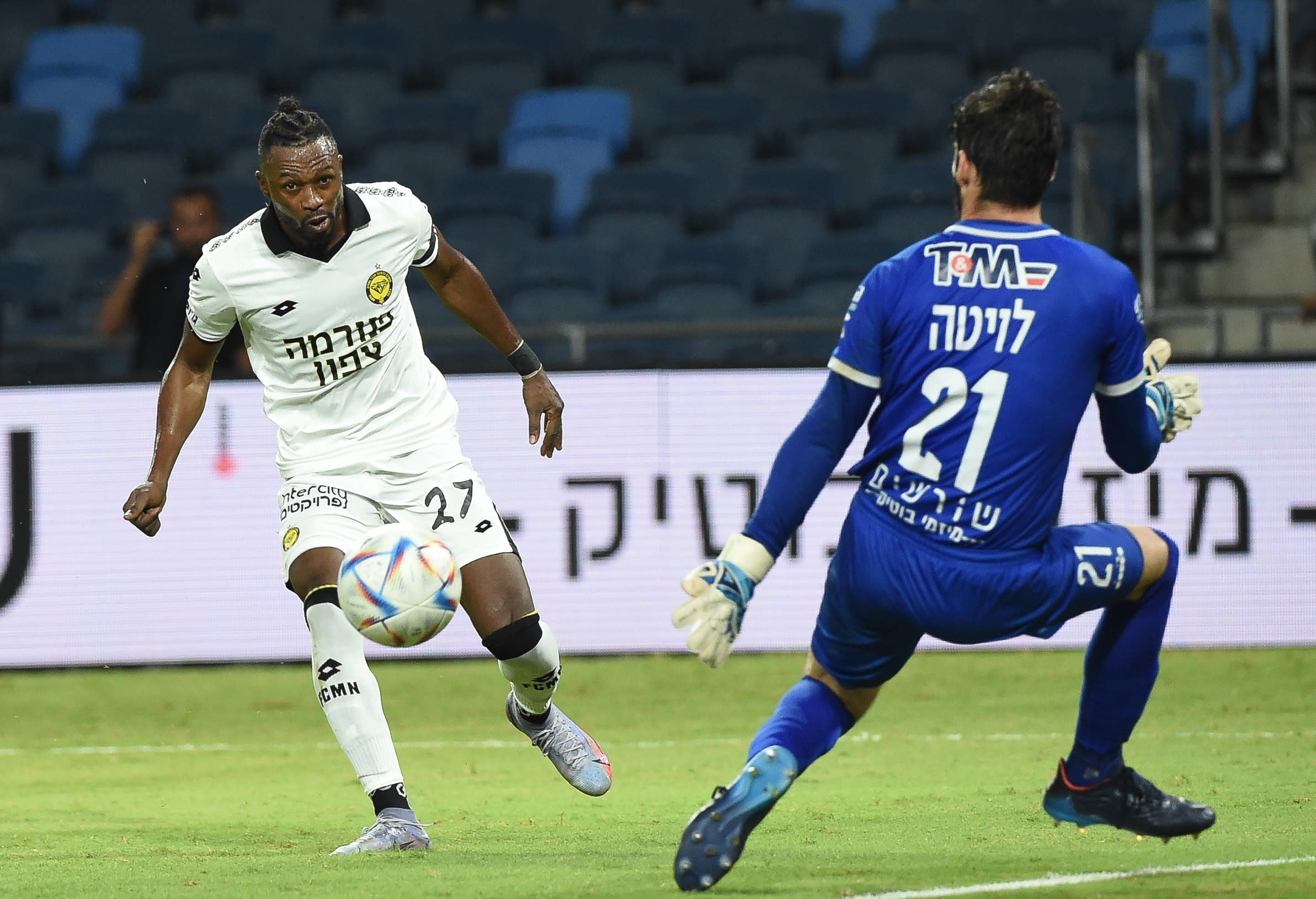 פטריק טוומאסי שחקן מכבי נתניה מחמיץ מול אוהד לויטה שוער הפועל חיפה