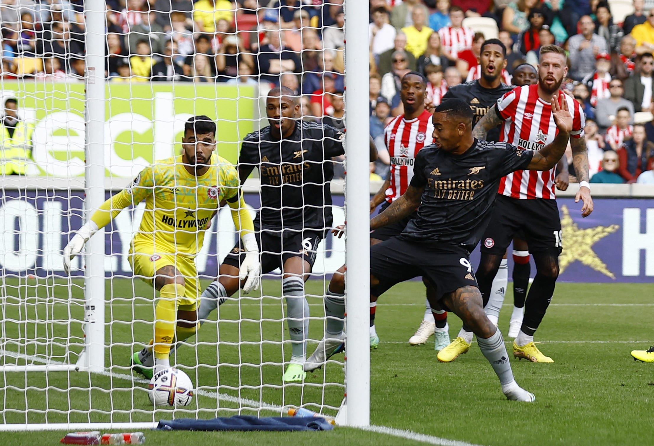 גבריאל ז'סוס שחקן ארסנל מול דויד ראיה שוער ברנטפורד