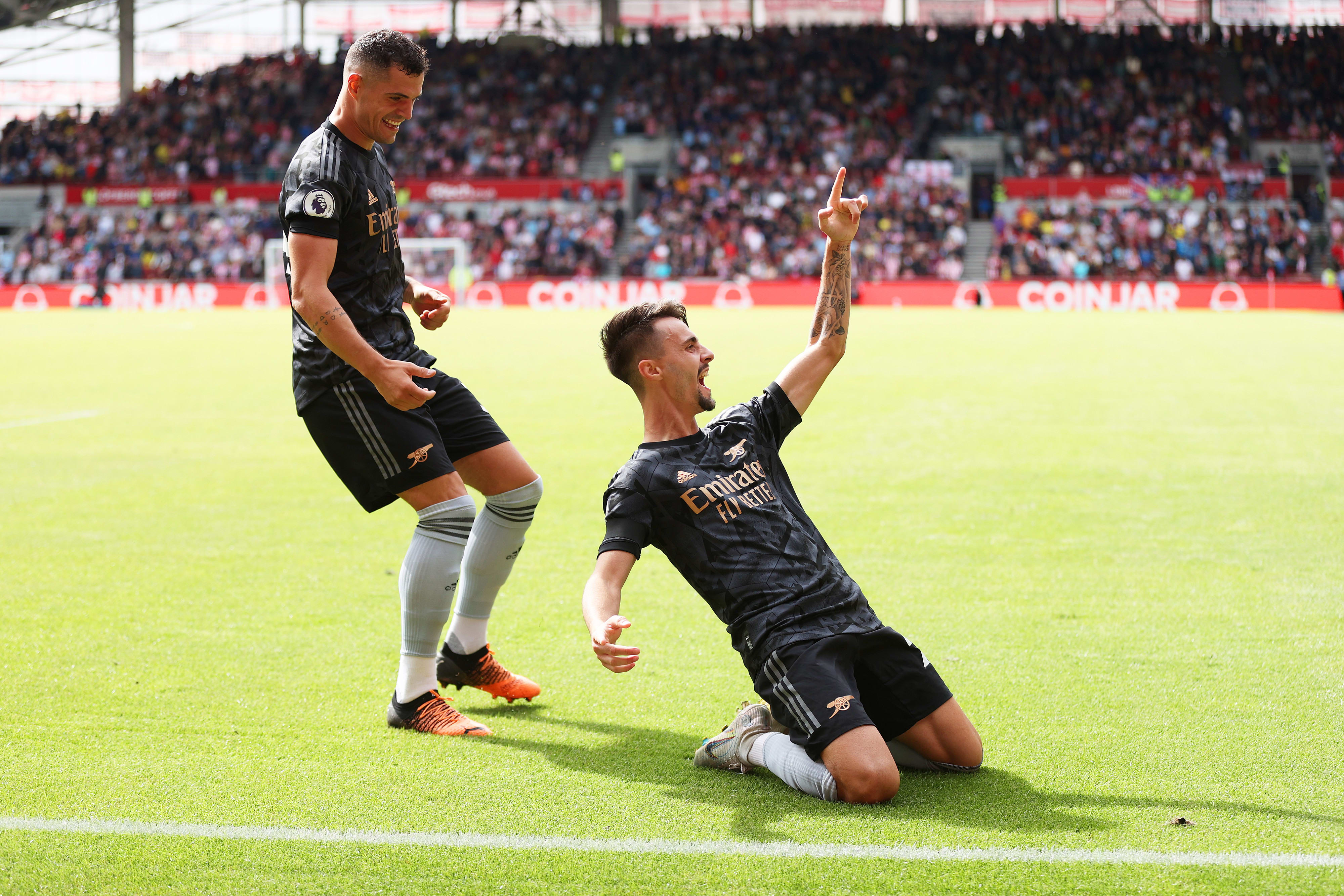 שחקן ארסנל פאביו ויירה חוגג עם גרניט ג'אקה