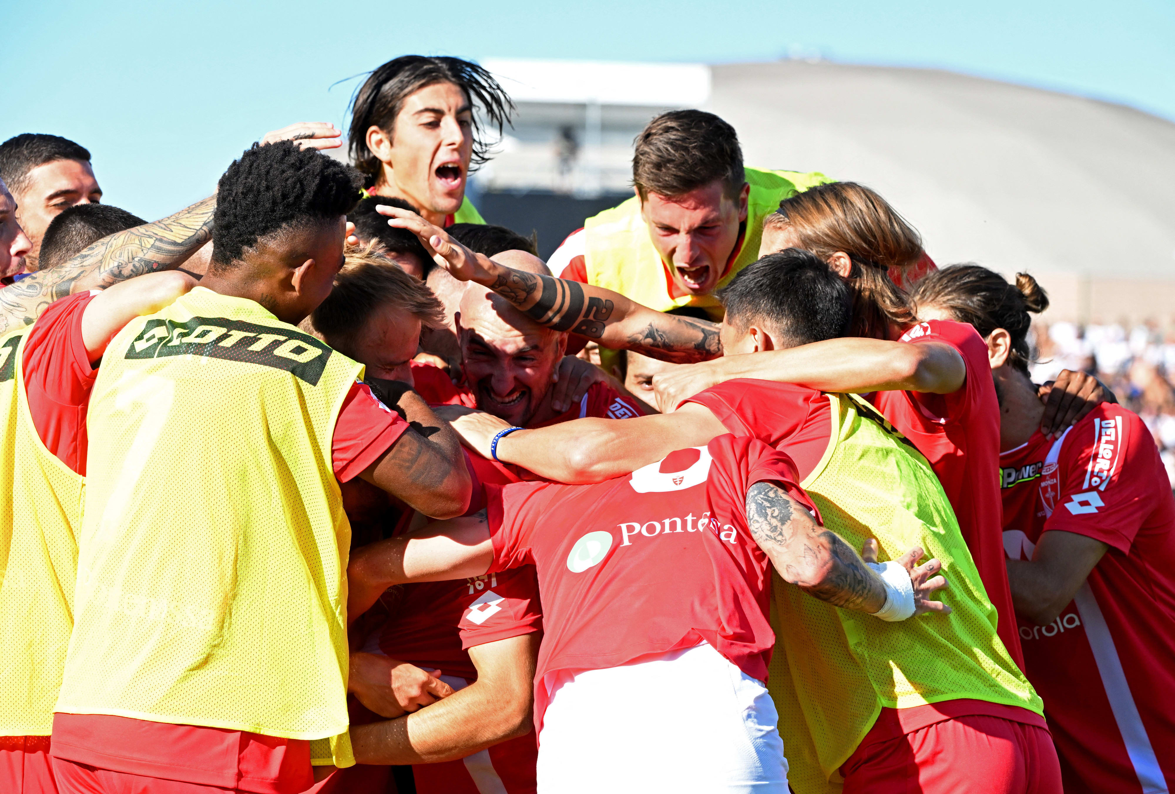 שחקני מונצה חוגגים